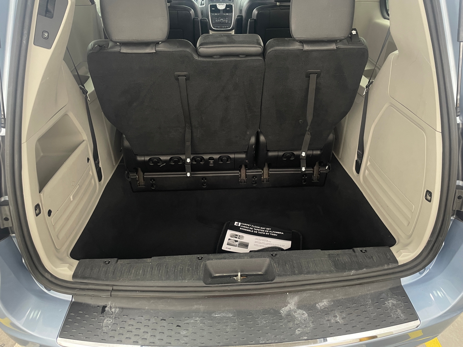 Thumbnail: 2016 Chrysler Town & Country - 6