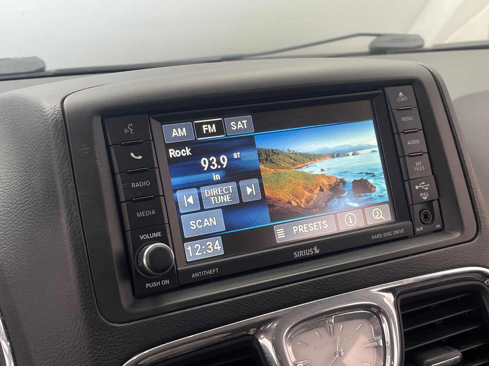 Thumbnail: 2016 Chrysler Town & Country - 3