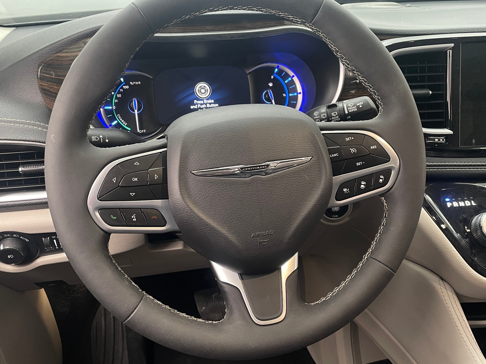 Thumbnail: 2023 Chrysler Pacifica - 4