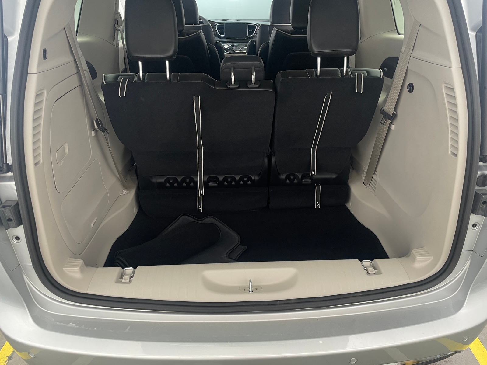 Thumbnail: 2023 Chrysler Pacifica - 6