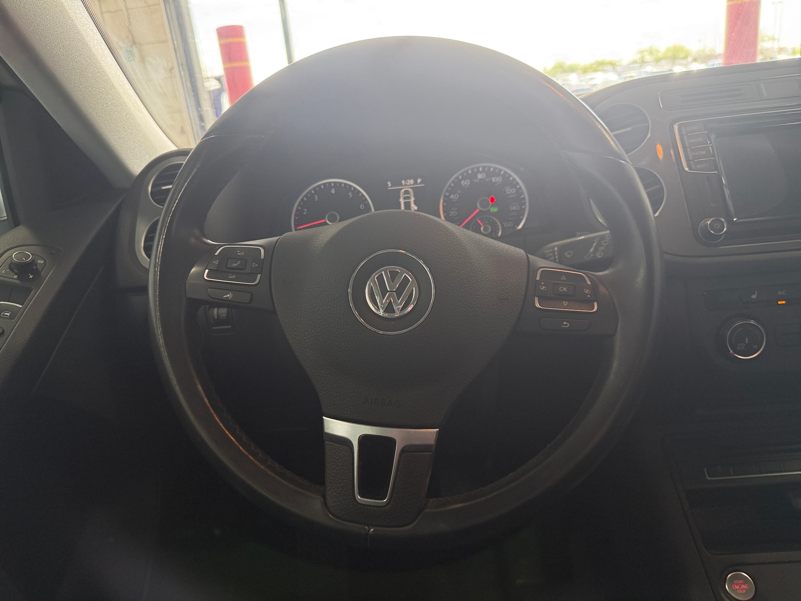 Thumbnail: 2017 Volkswagen Tiguan - 4