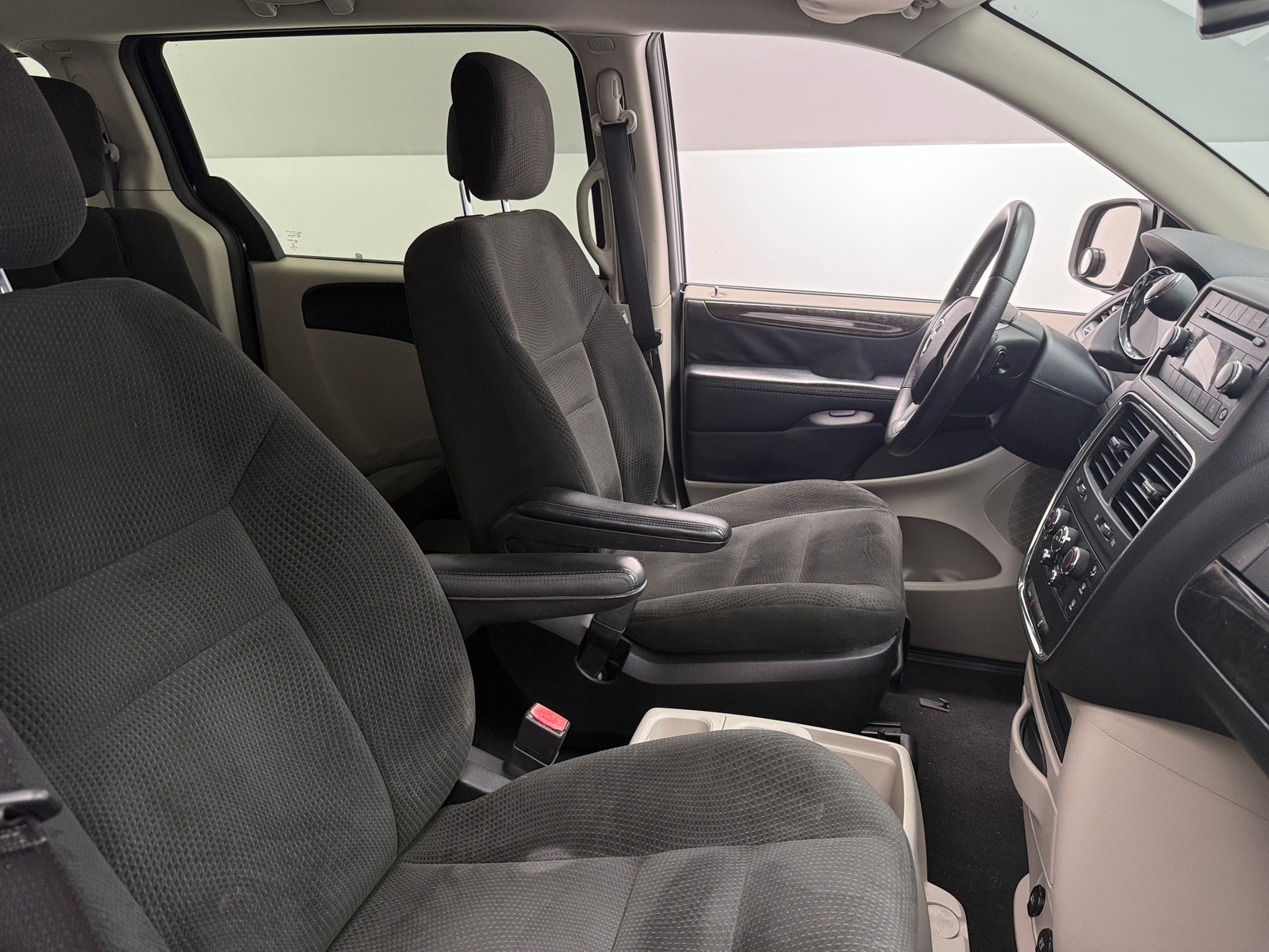 Thumbnail: 2016 Dodge Grand Caravan - 2