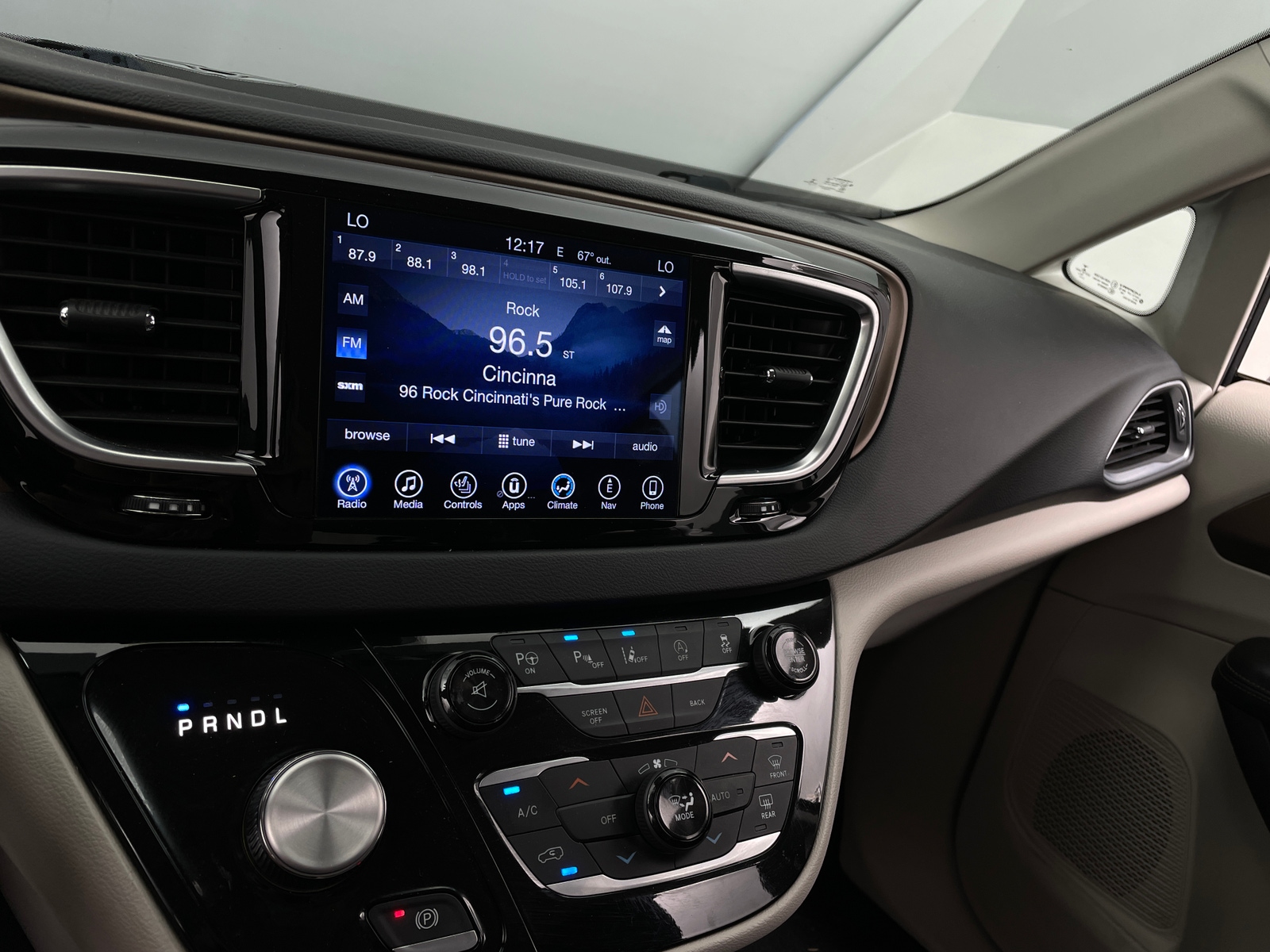 Thumbnail: 2017 Chrysler Pacifica - 3