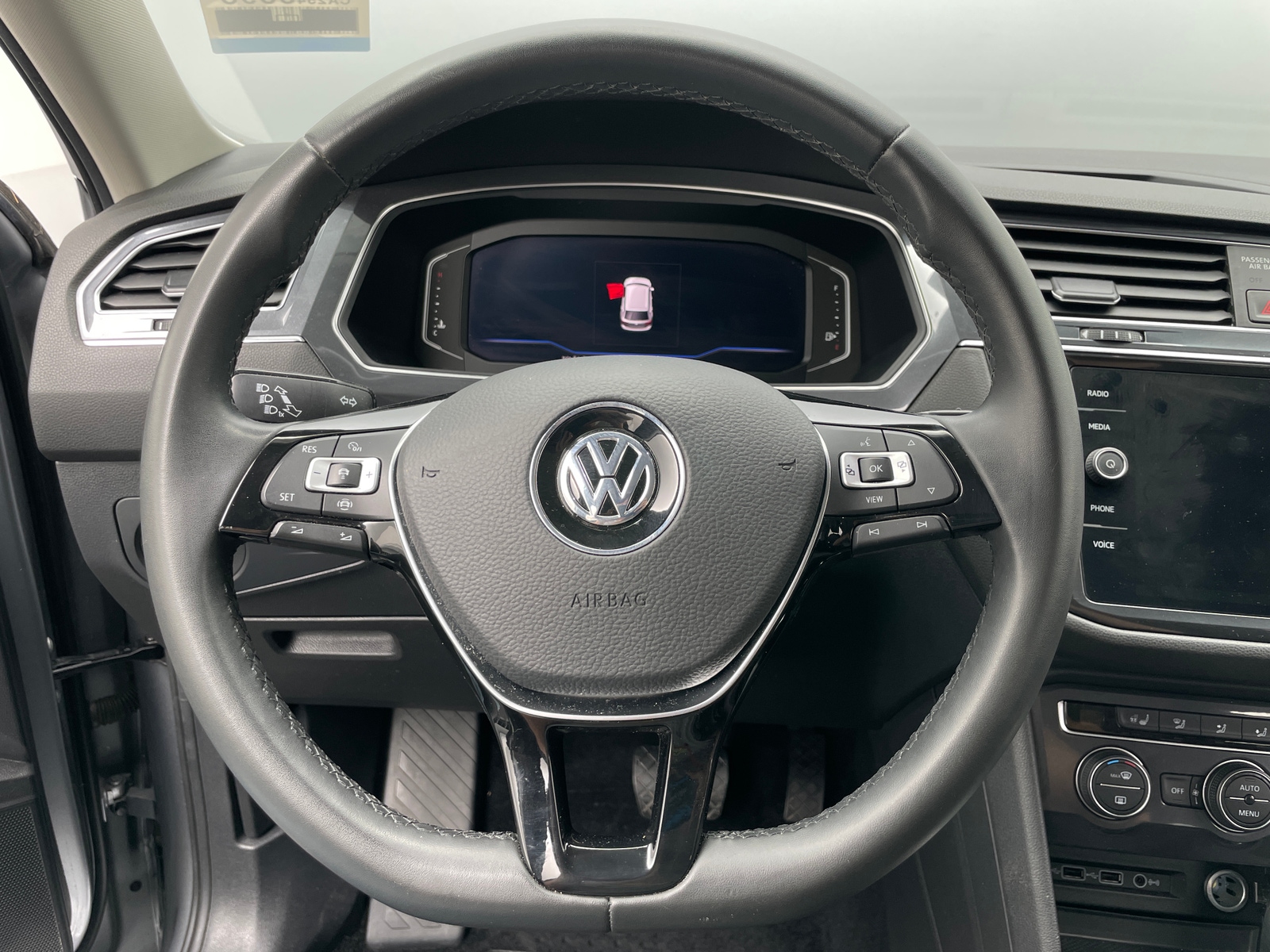 Thumbnail: 2020 Volkswagen Tiguan - 4