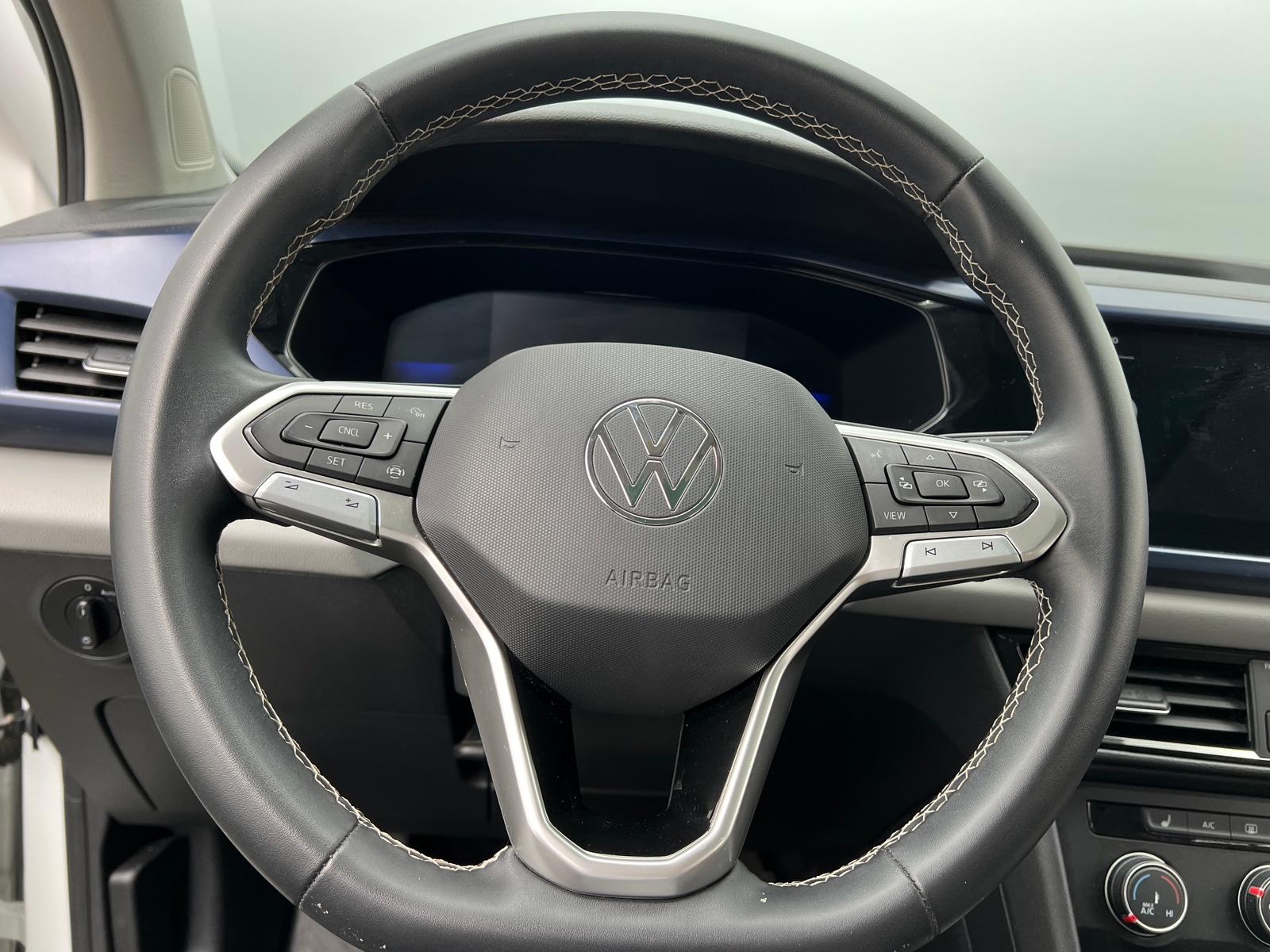 Thumbnail: 2022 Volkswagen Taos - 4