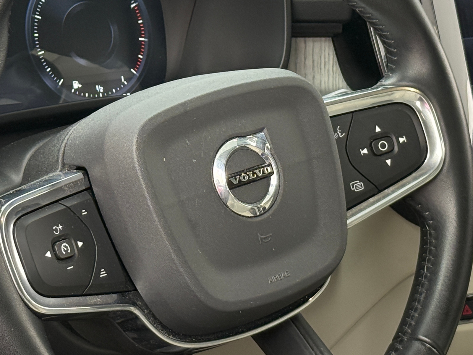 Thumbnail: 2021 Volvo XC40 - 4