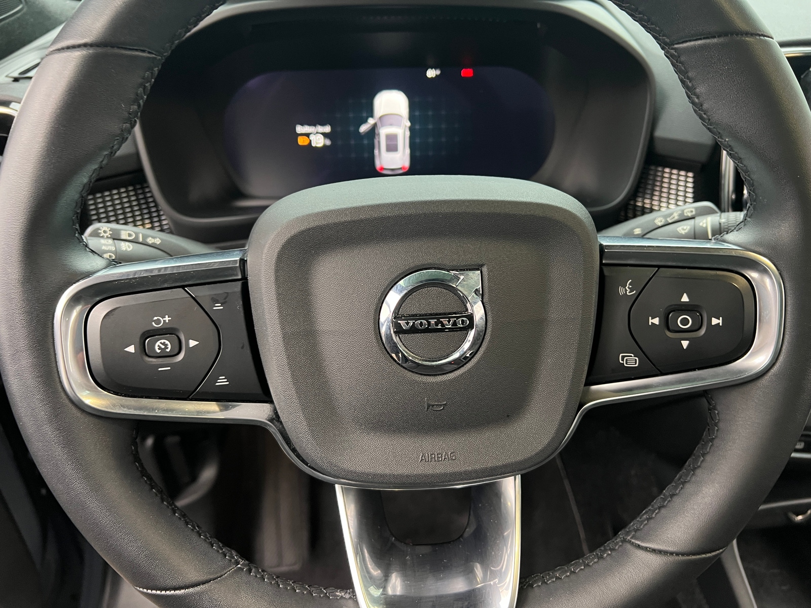 Thumbnail: 2022 Volvo XC40 - 4