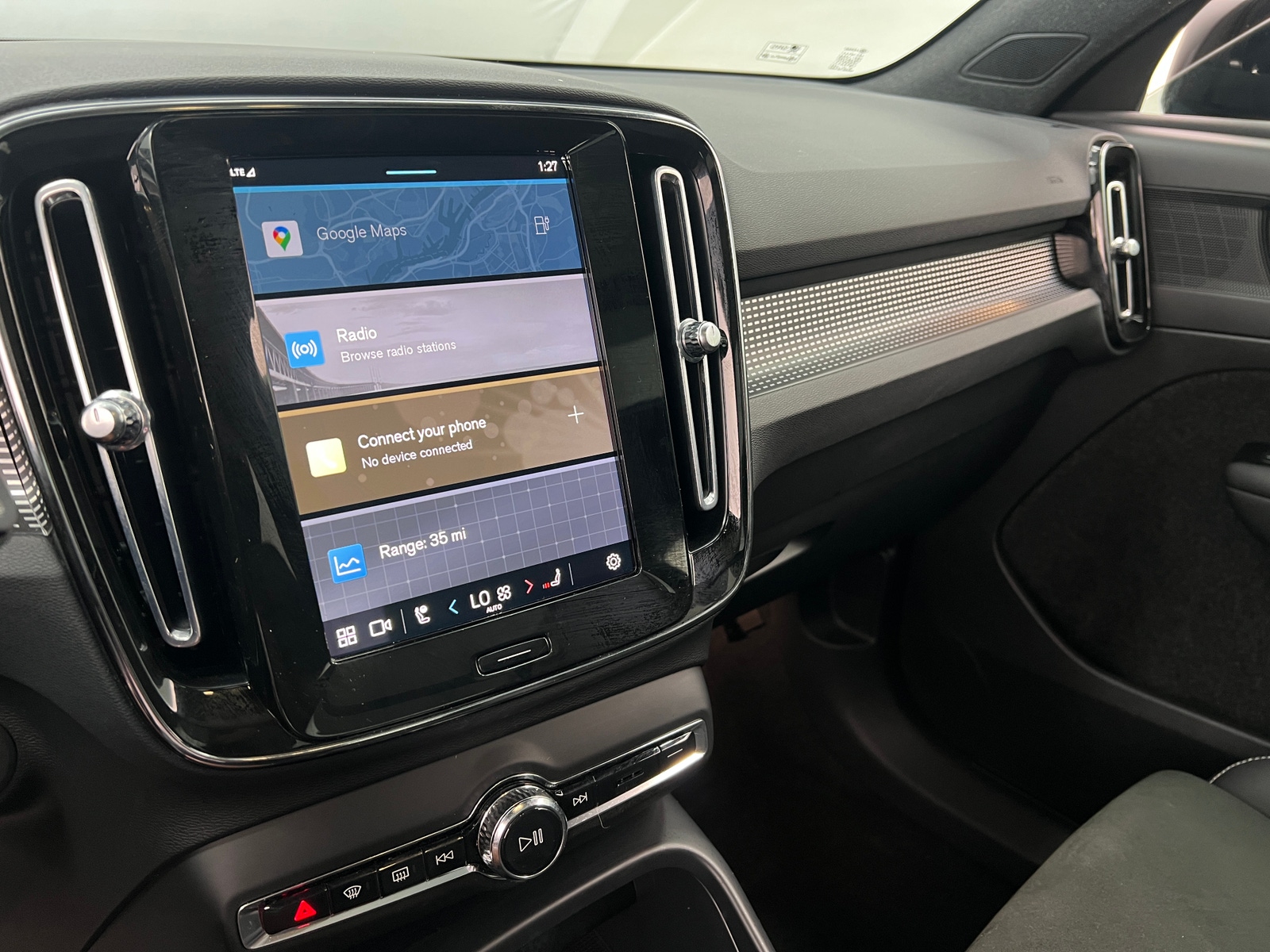 Thumbnail: 2022 Volvo XC40 - 3