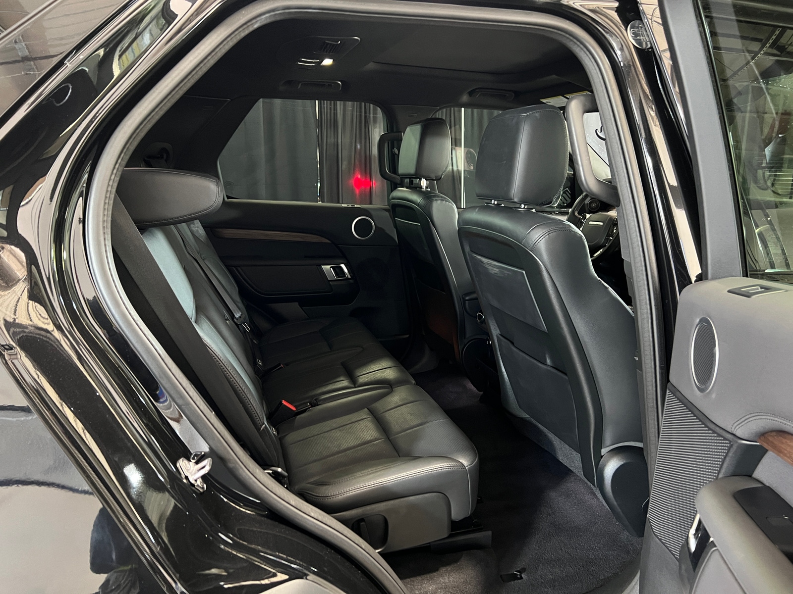 Thumbnail: 2019 Land Rover Discovery - 5