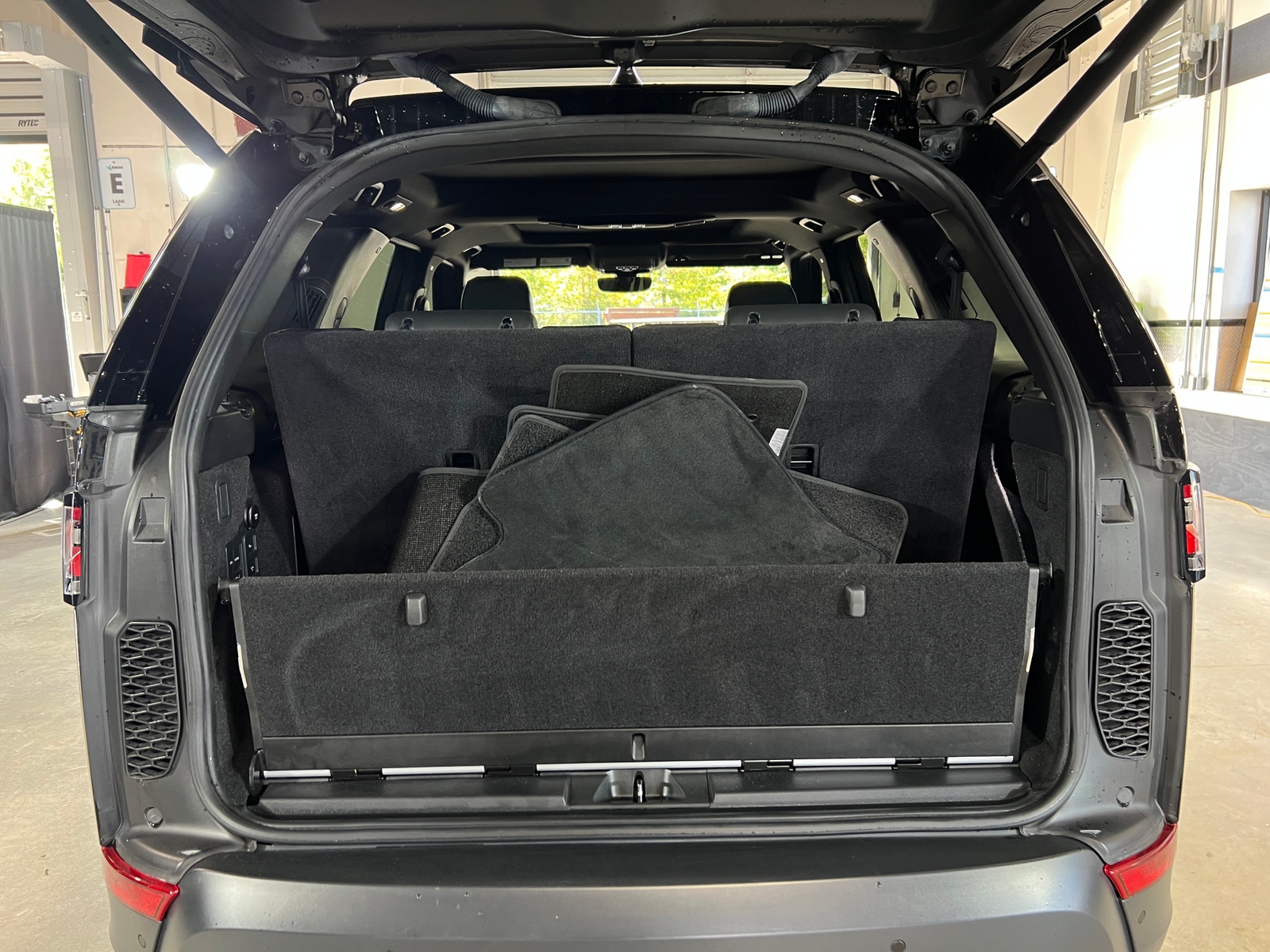 Thumbnail: 2019 Land Rover Discovery - 6