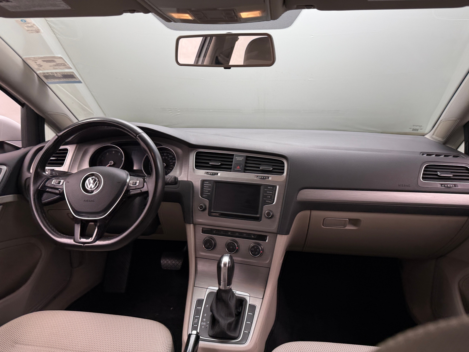 Thumbnail: 2017 Volkswagen e-Golf - 3