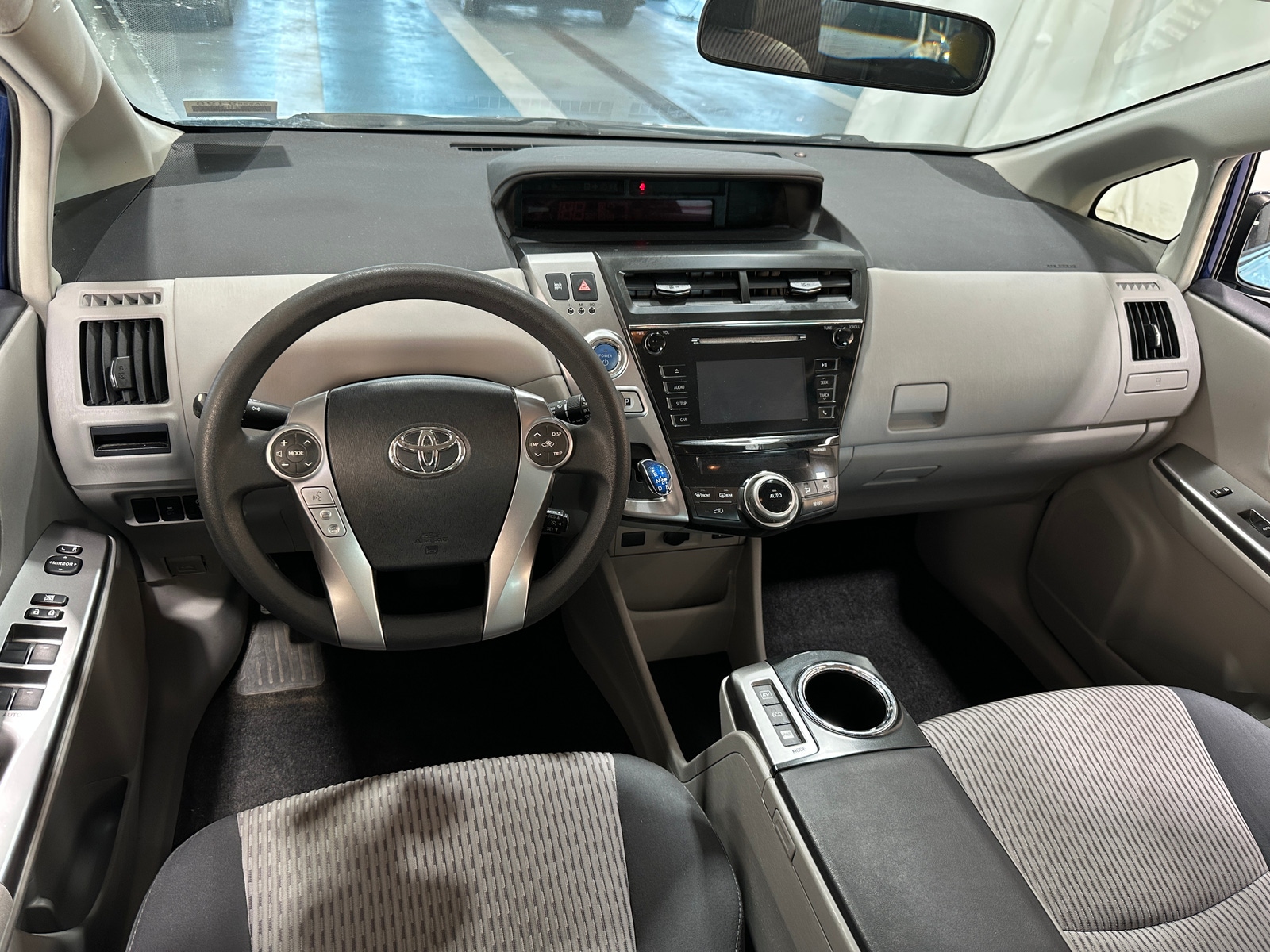 Thumbnail: 2016 Toyota Prius v - 3