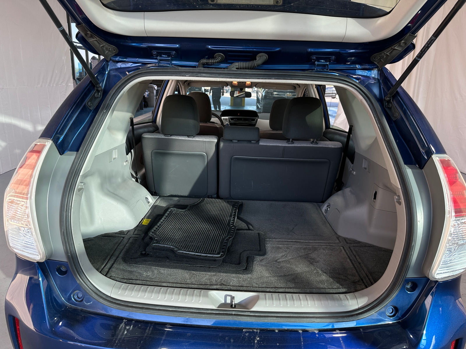 Thumbnail: 2016 Toyota Prius v - 7