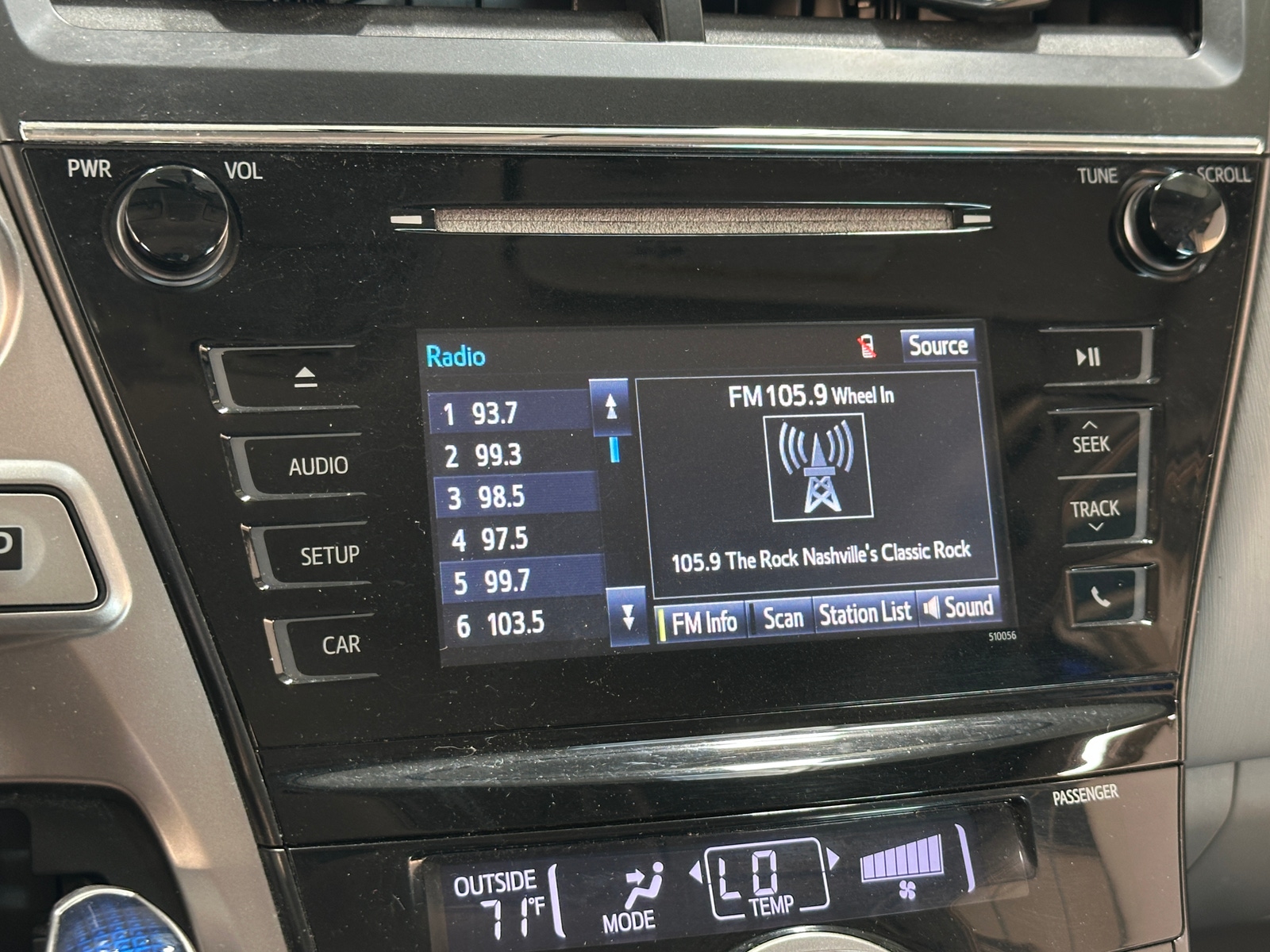 Thumbnail: 2016 Toyota Prius v - 4