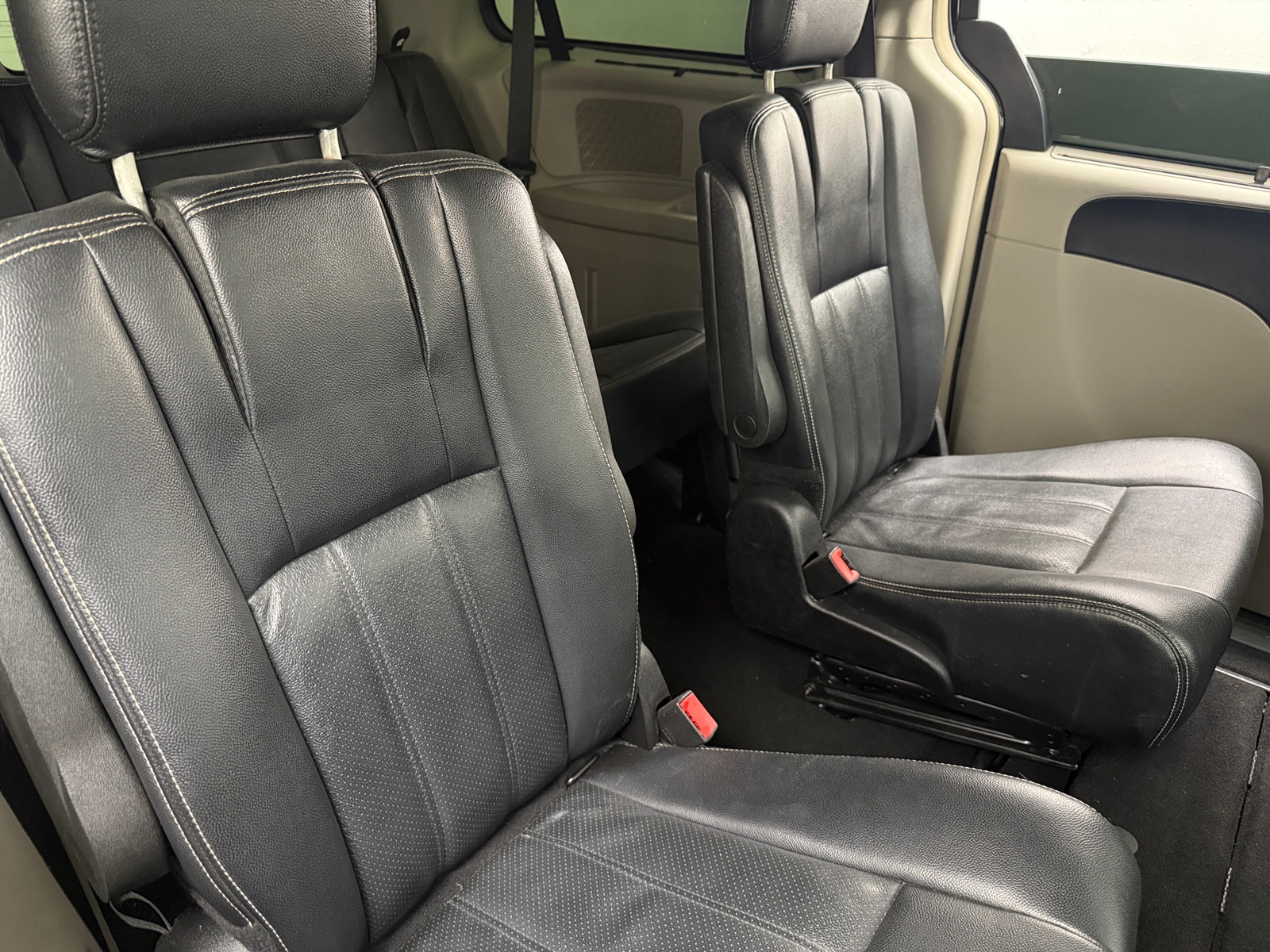 Thumbnail: 2016 Chrysler Town & Country - 5
