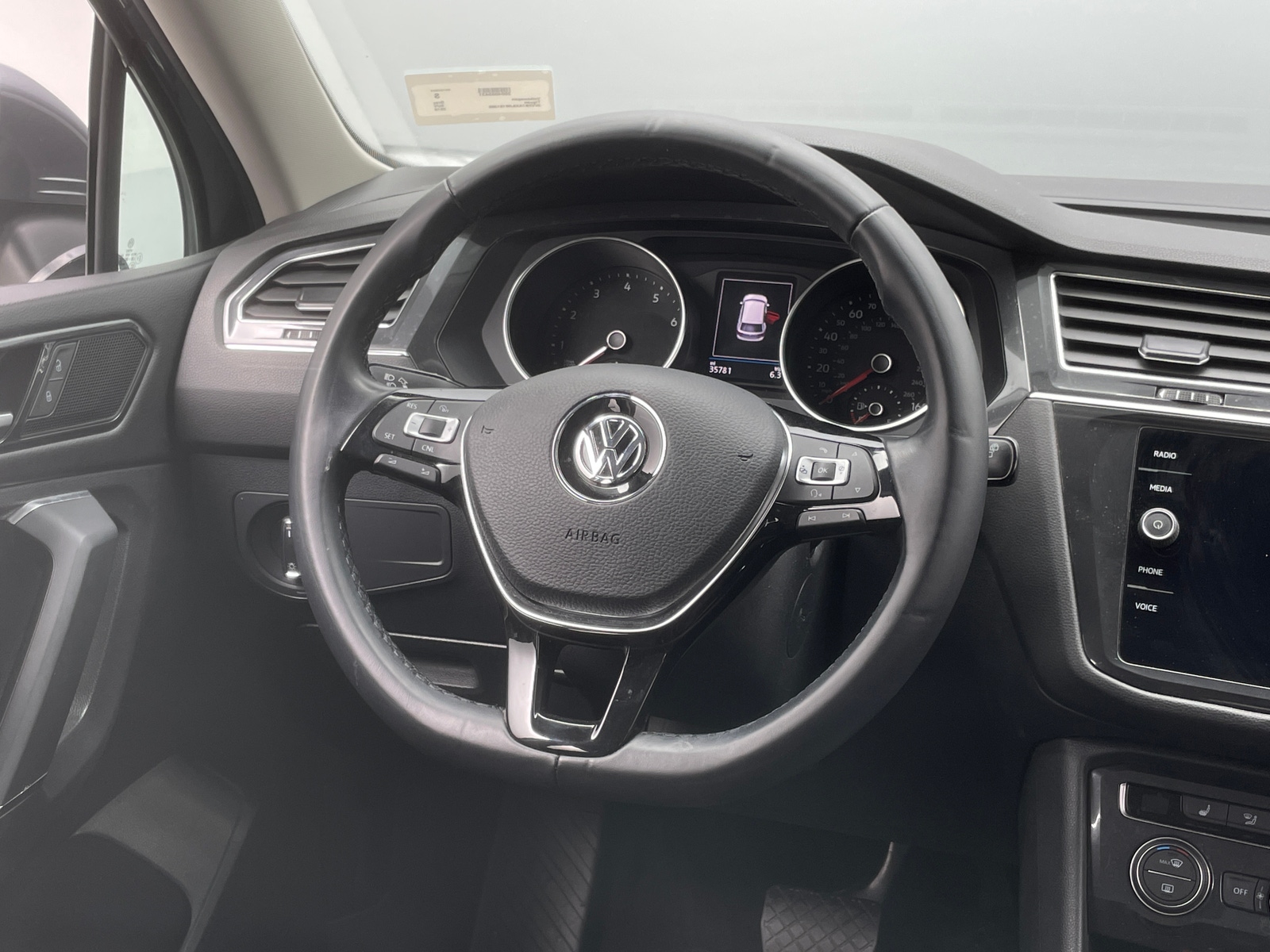 Thumbnail: 2018 Volkswagen Tiguan - 4