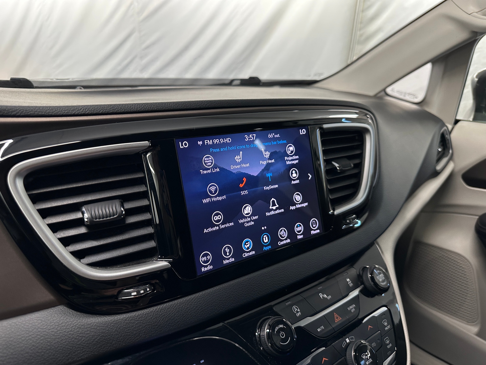 Thumbnail: 2018 Chrysler Pacifica - 3
