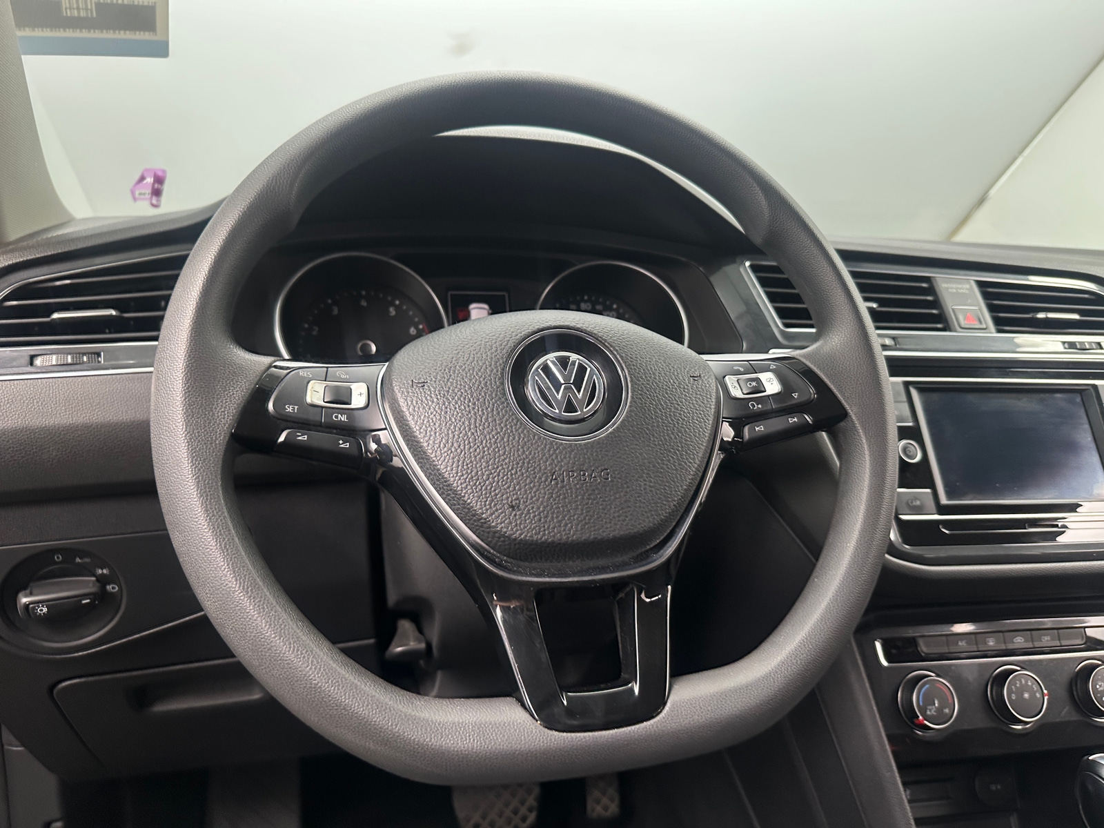 Thumbnail: 2018 Volkswagen Tiguan - 5