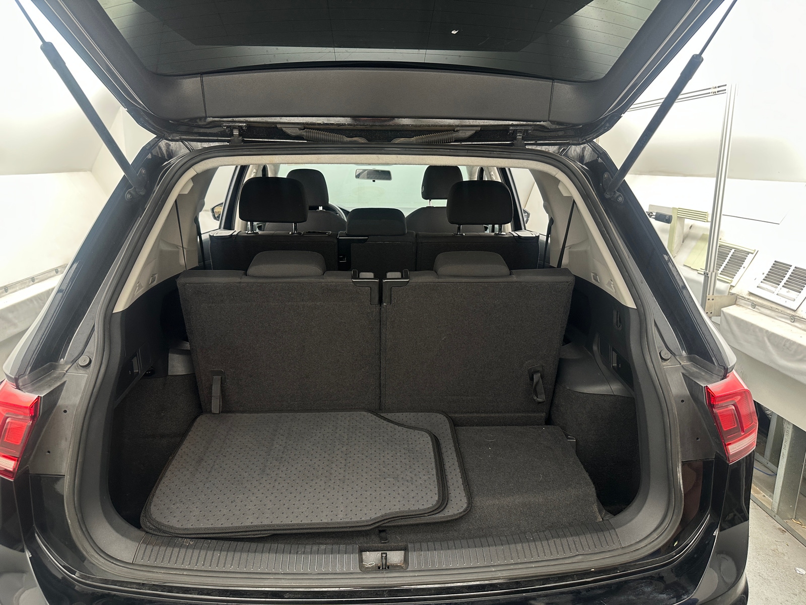 Thumbnail: 2018 Volkswagen Tiguan - 7