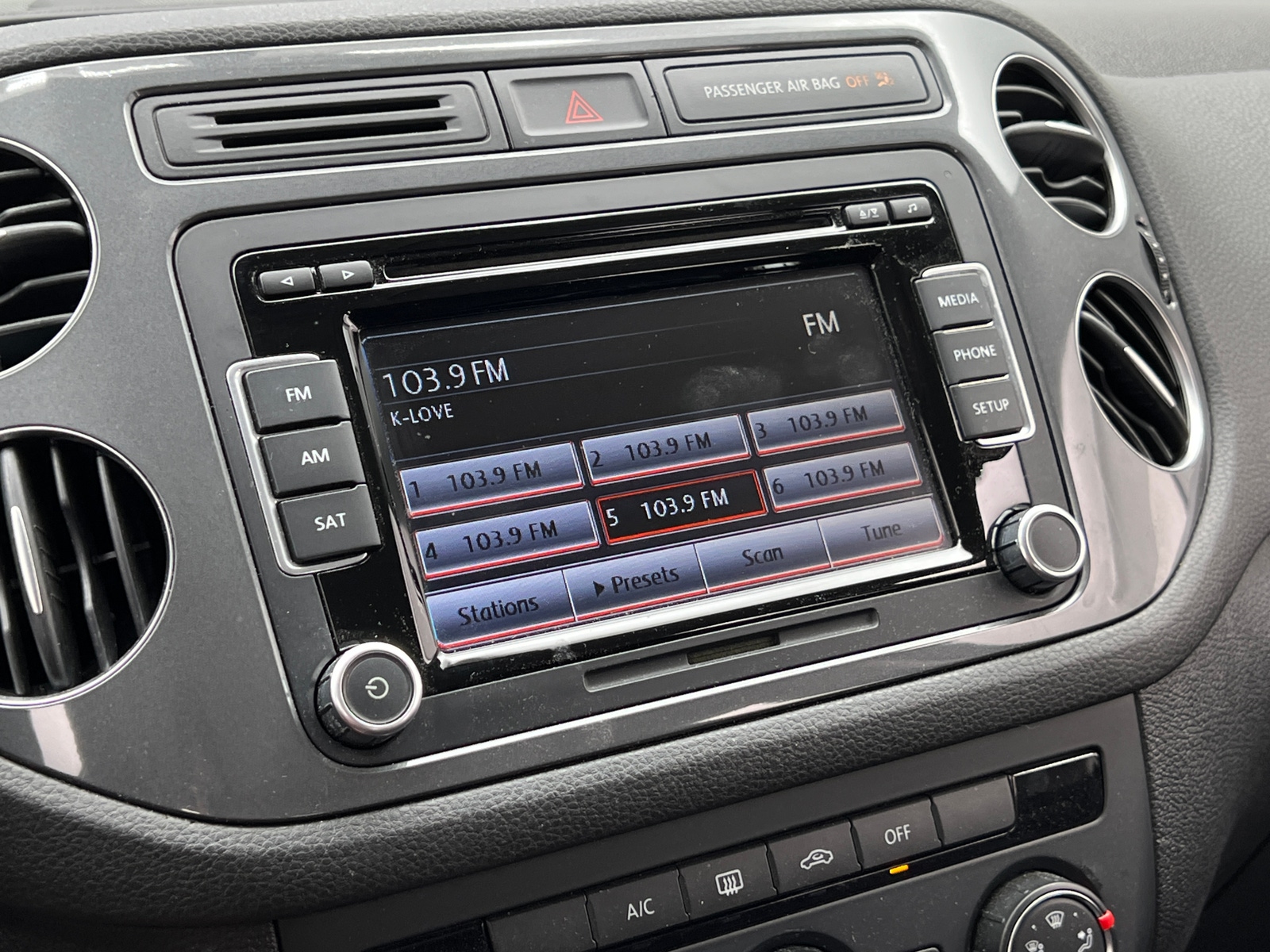 Thumbnail: 2015 Volkswagen Tiguan - 4