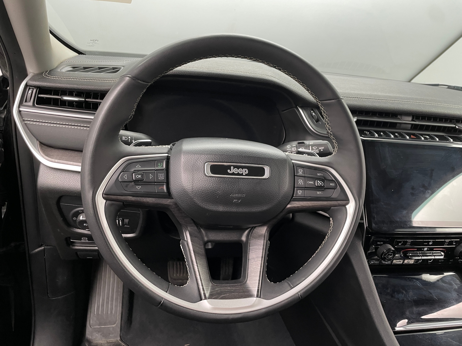 Thumbnail: 2023 Jeep Grand Cherokee L - 4
