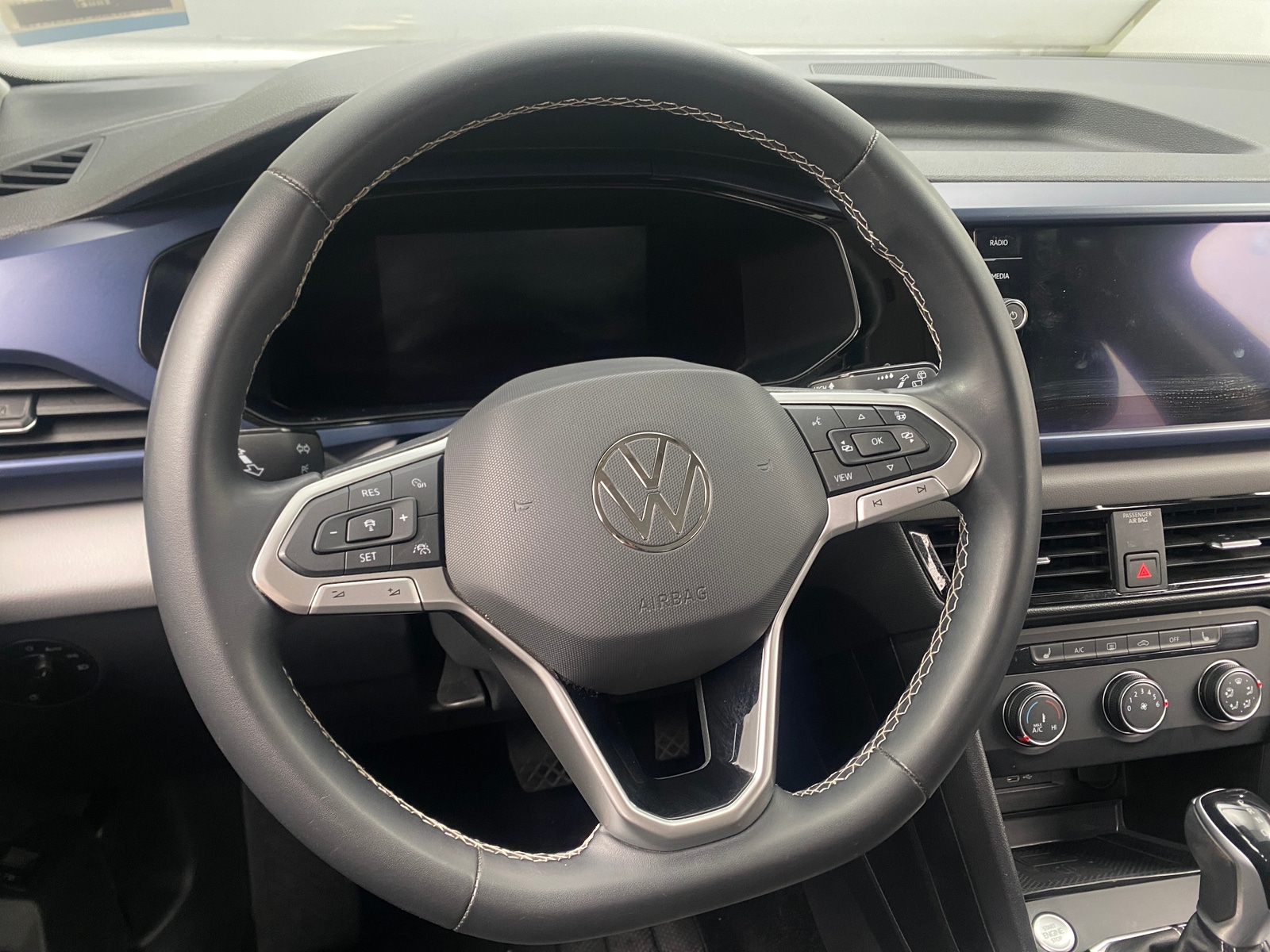 Thumbnail: 2022 Volkswagen Taos - 4