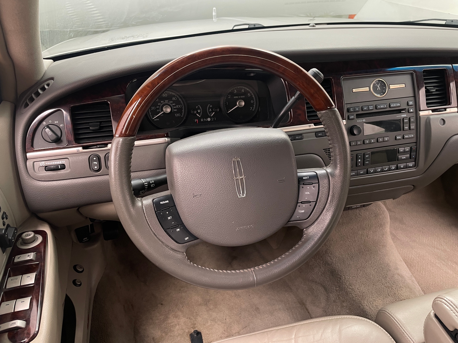 Thumbnail: 2010 Lincoln Town Car - 4