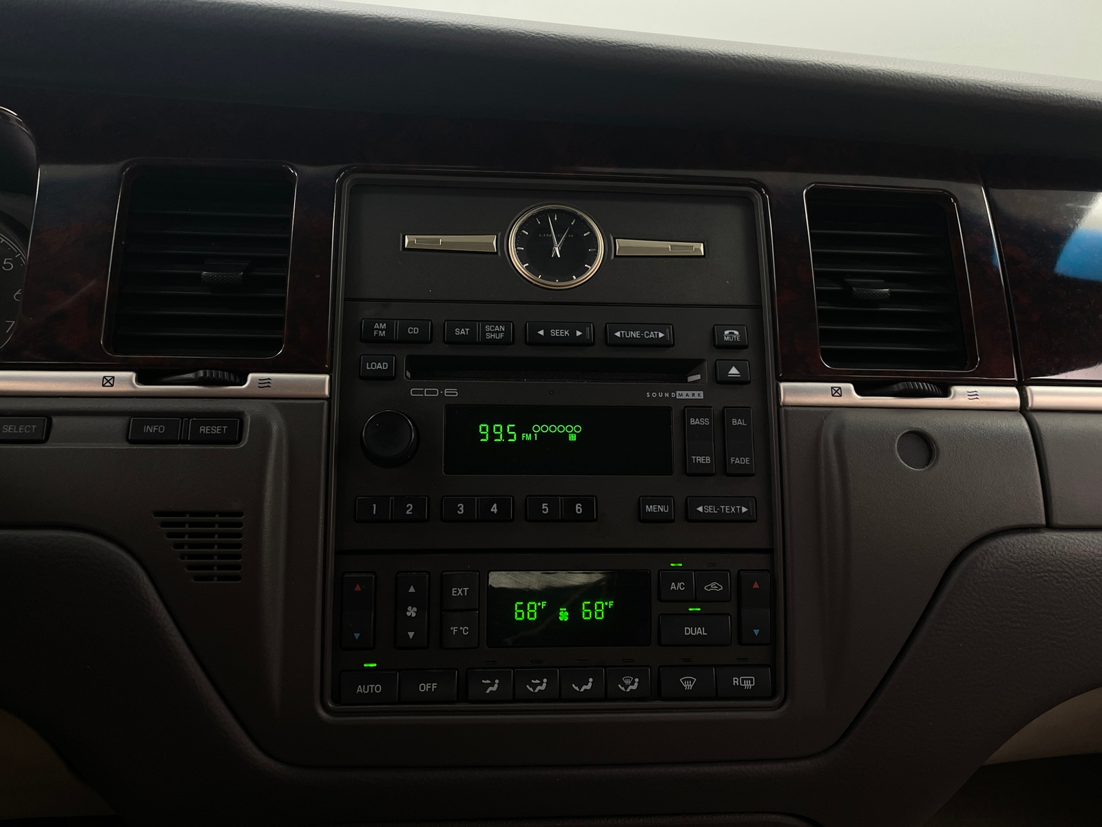 Thumbnail: 2010 Lincoln Town Car - 3