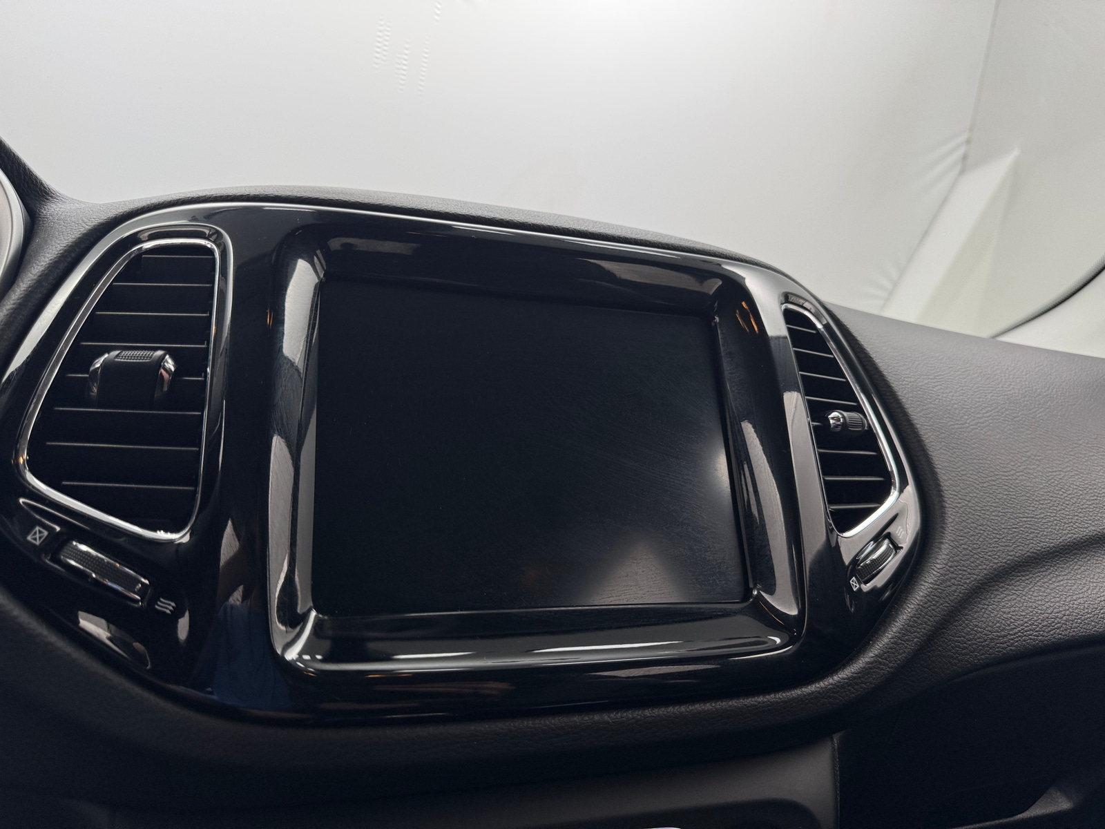 Thumbnail: 2018 Jeep Compass - 3