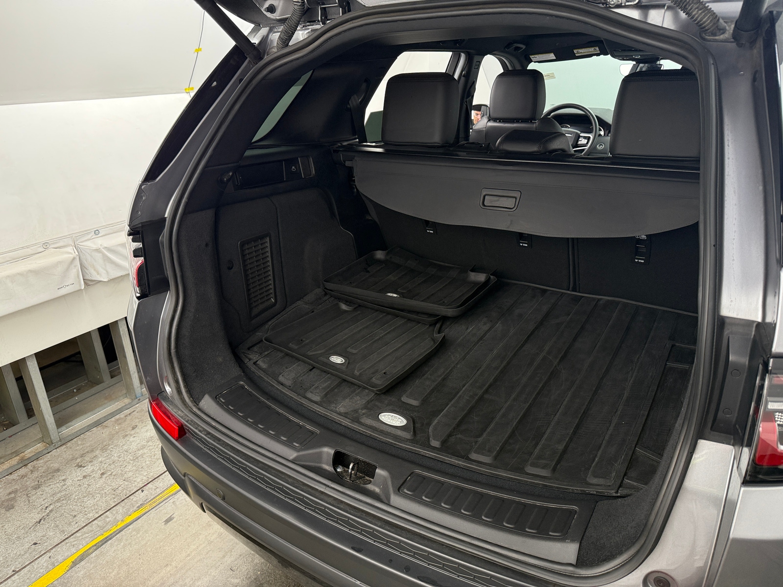 Thumbnail: 2023 Land Rover Discovery Sport - 6