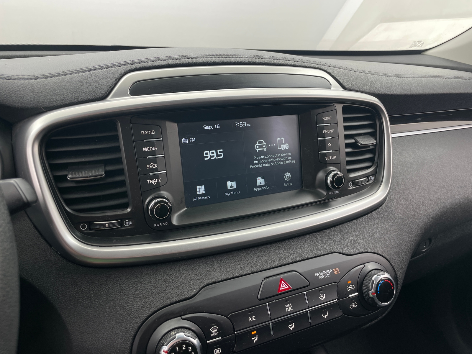 Thumbnail: 2019 Kia Sorento - 4