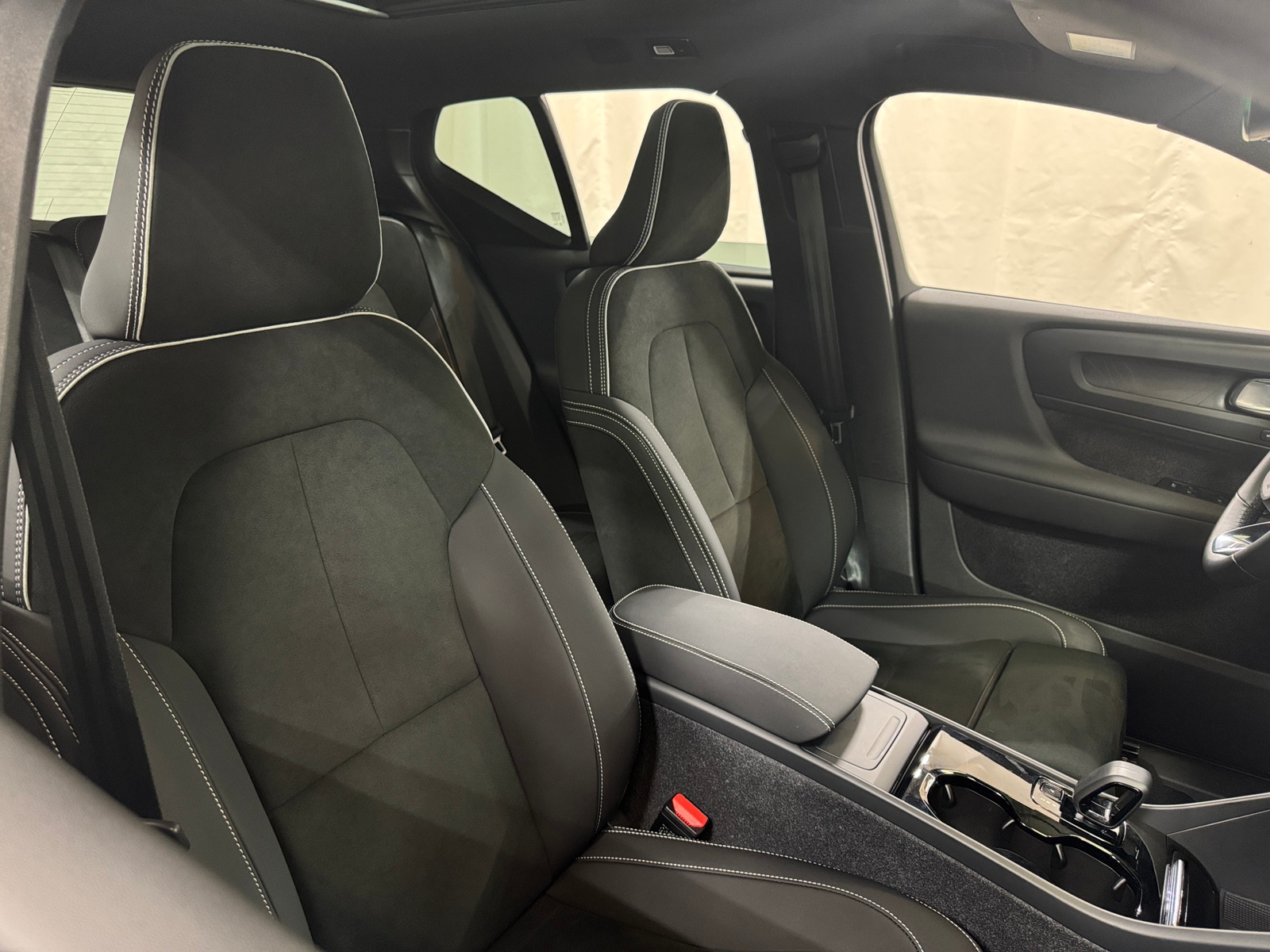 Thumbnail: 2023 Volvo XC40 - 2