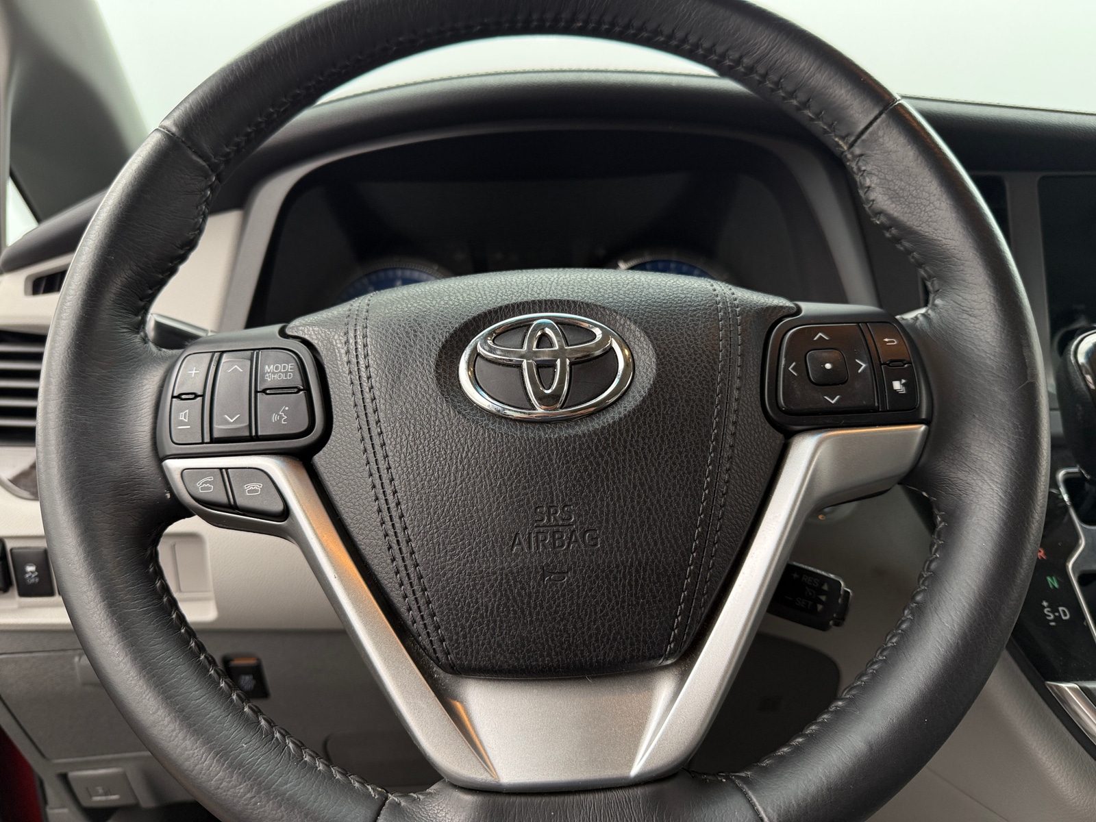 Thumbnail: 2017 Toyota Sienna - 4
