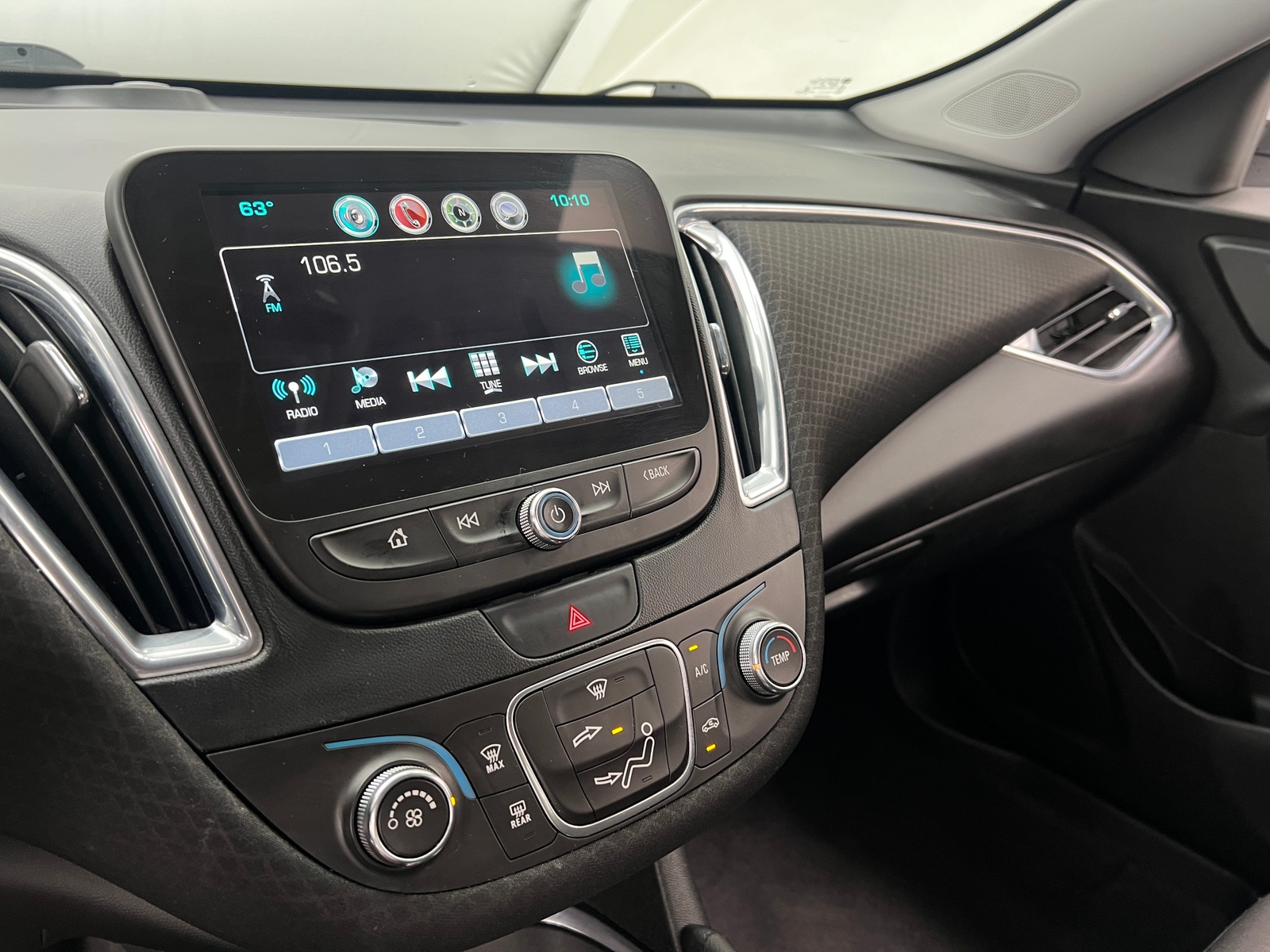 Thumbnail: 2017 Chevrolet Malibu - 4