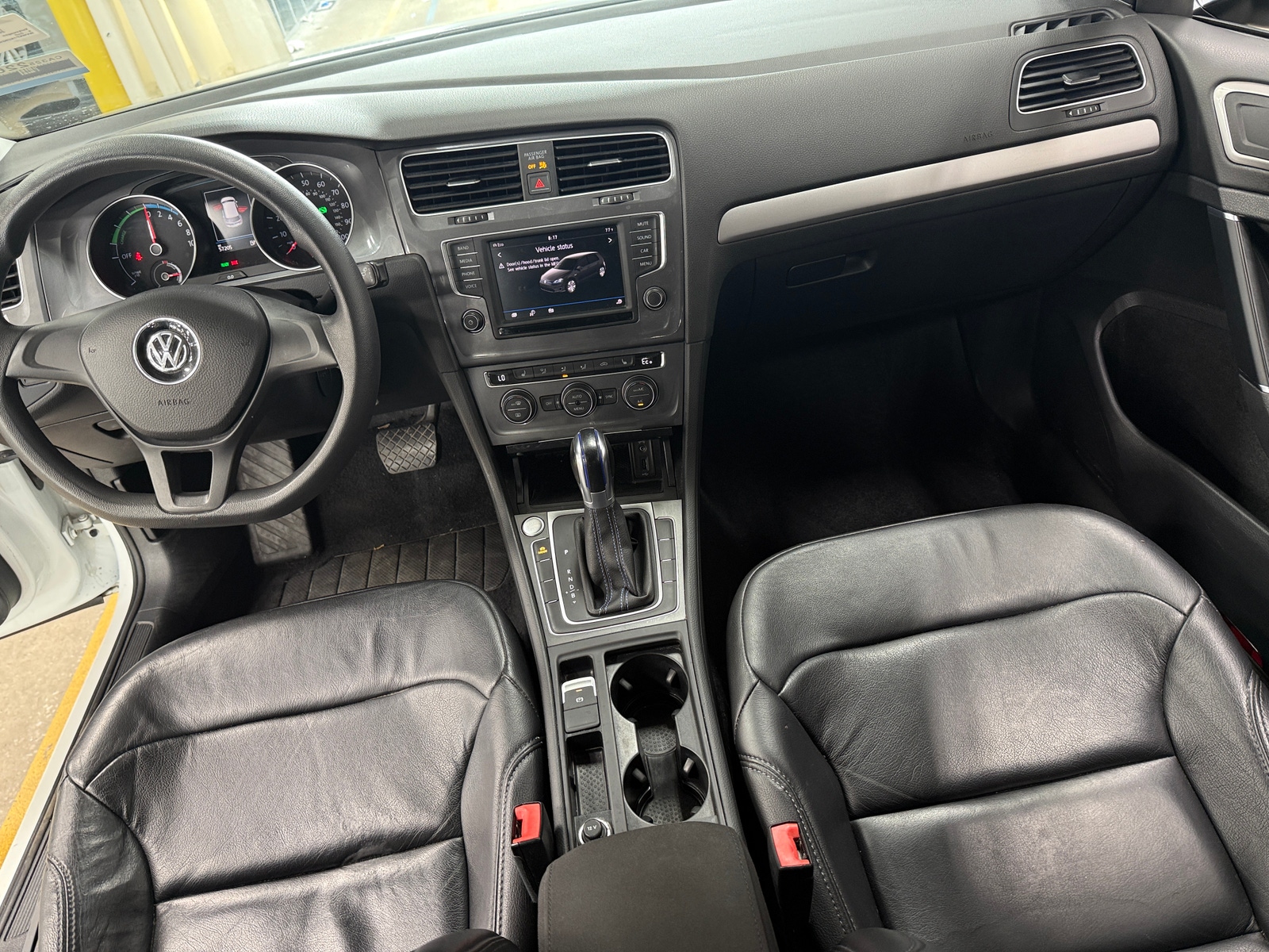 Thumbnail: 2016 Volkswagen e-Golf - 3