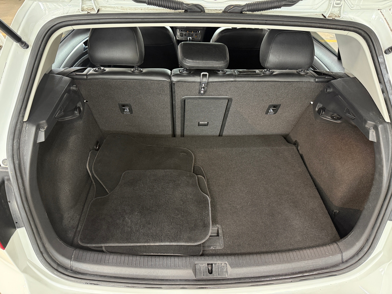 Thumbnail: 2016 Volkswagen e-Golf - 6