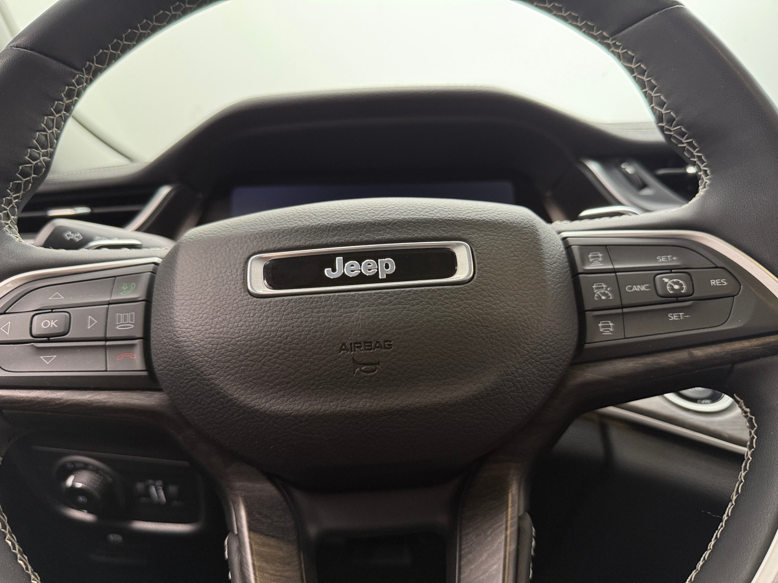Thumbnail: 2023 Jeep Grand Cherokee L - 4