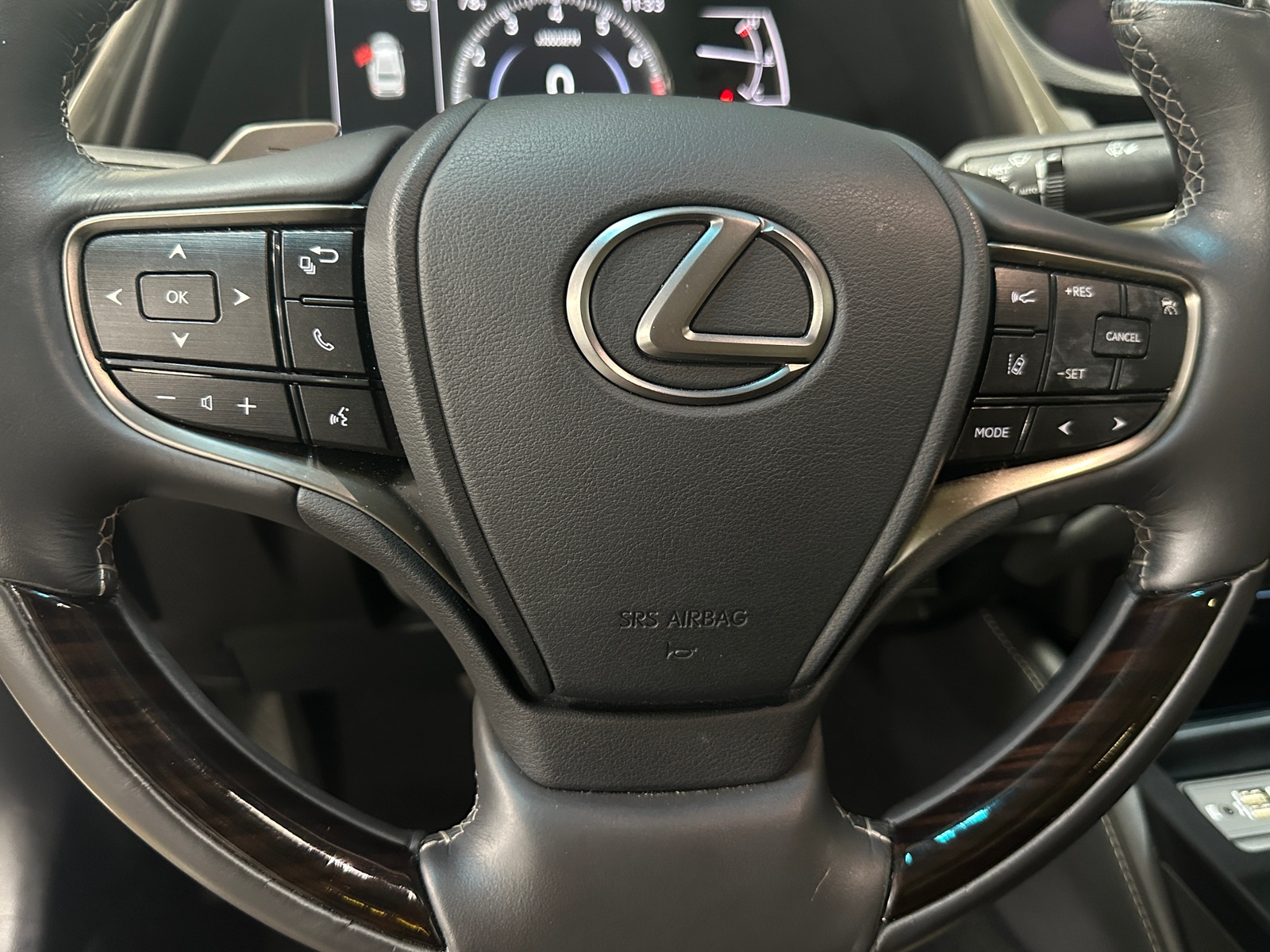 Thumbnail: 2020 Lexus ES - 4