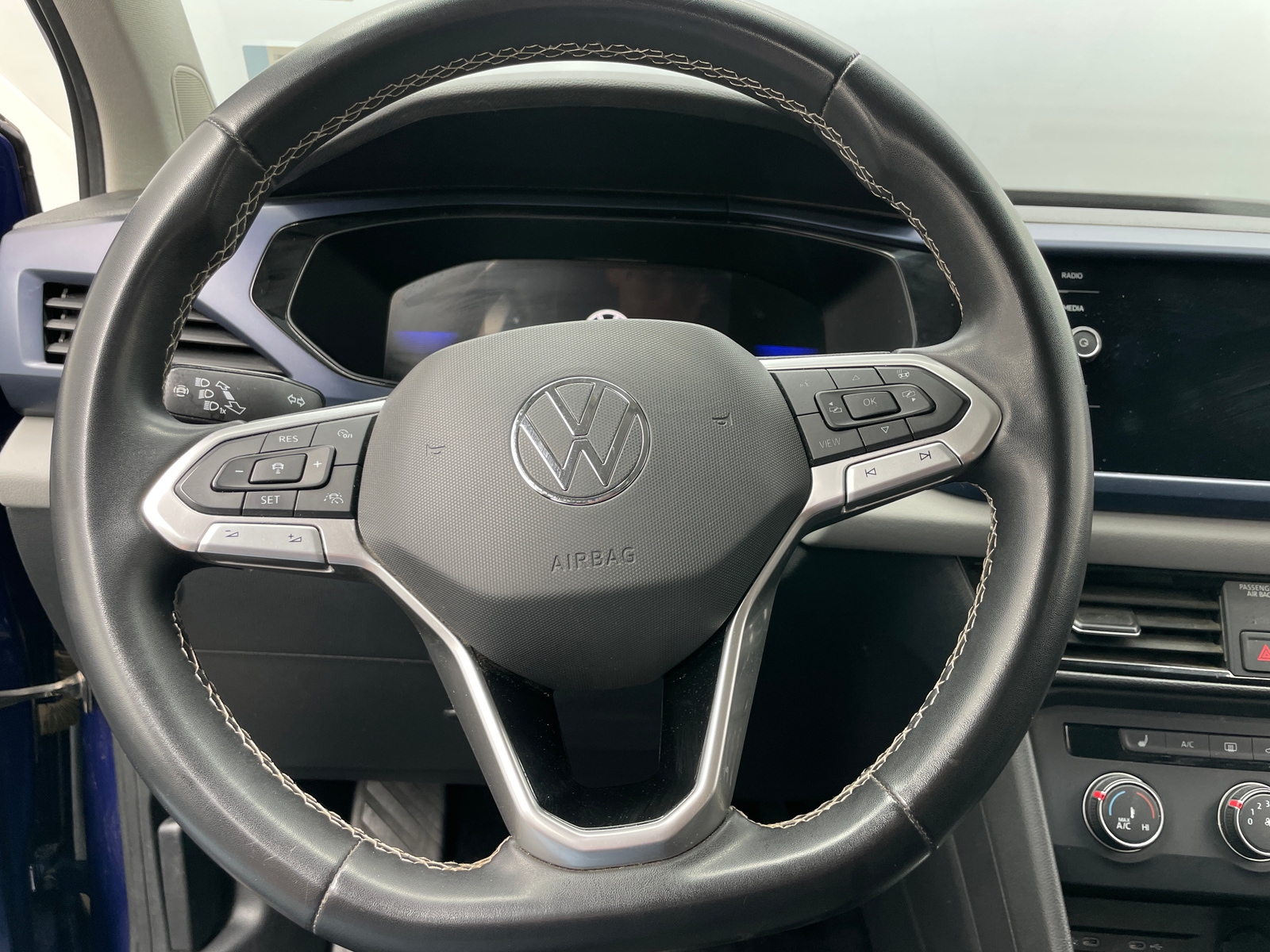 Thumbnail: 2022 Volkswagen Taos - 4