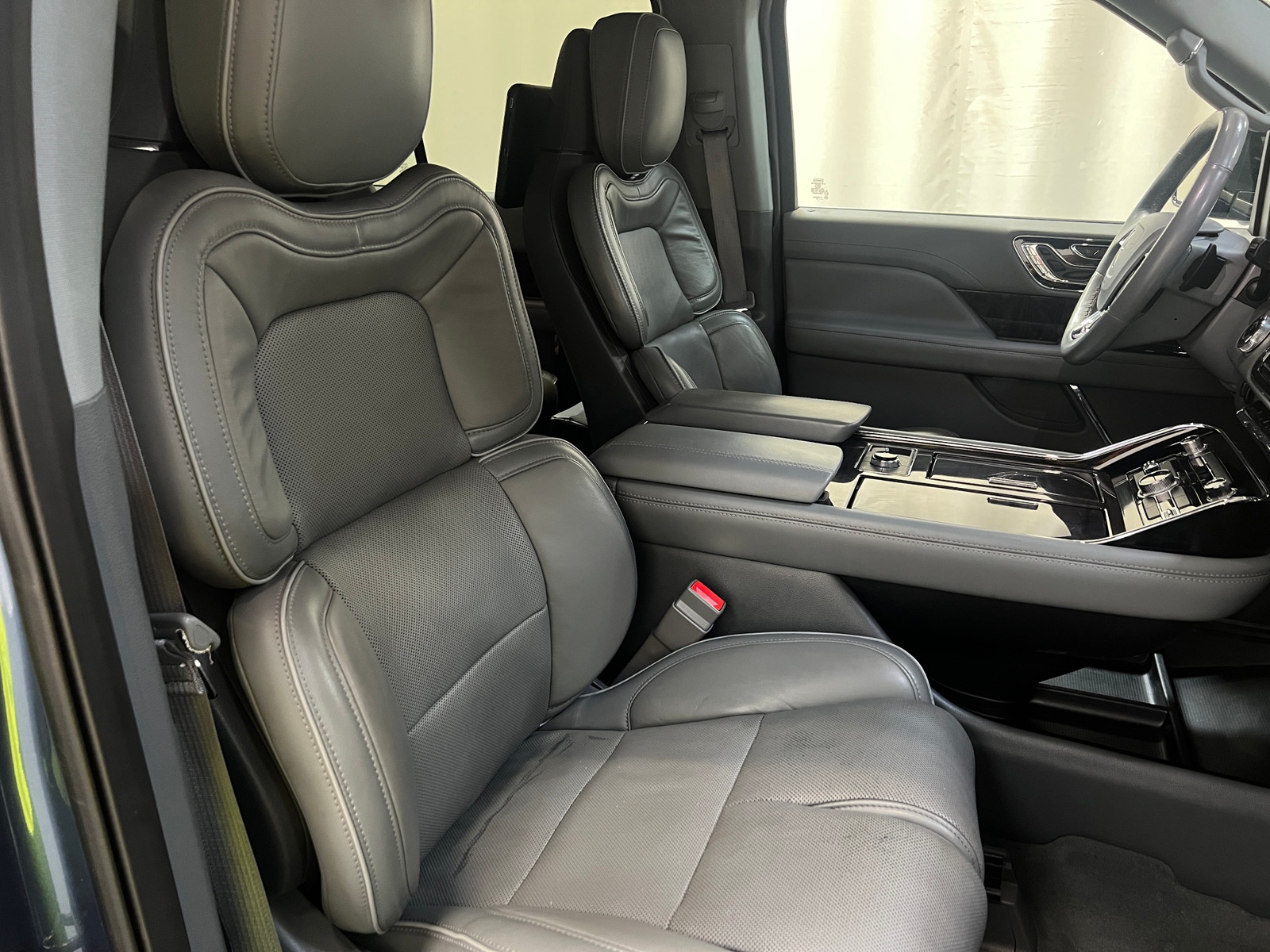 Thumbnail: 2019 Lincoln Navigator L - 2