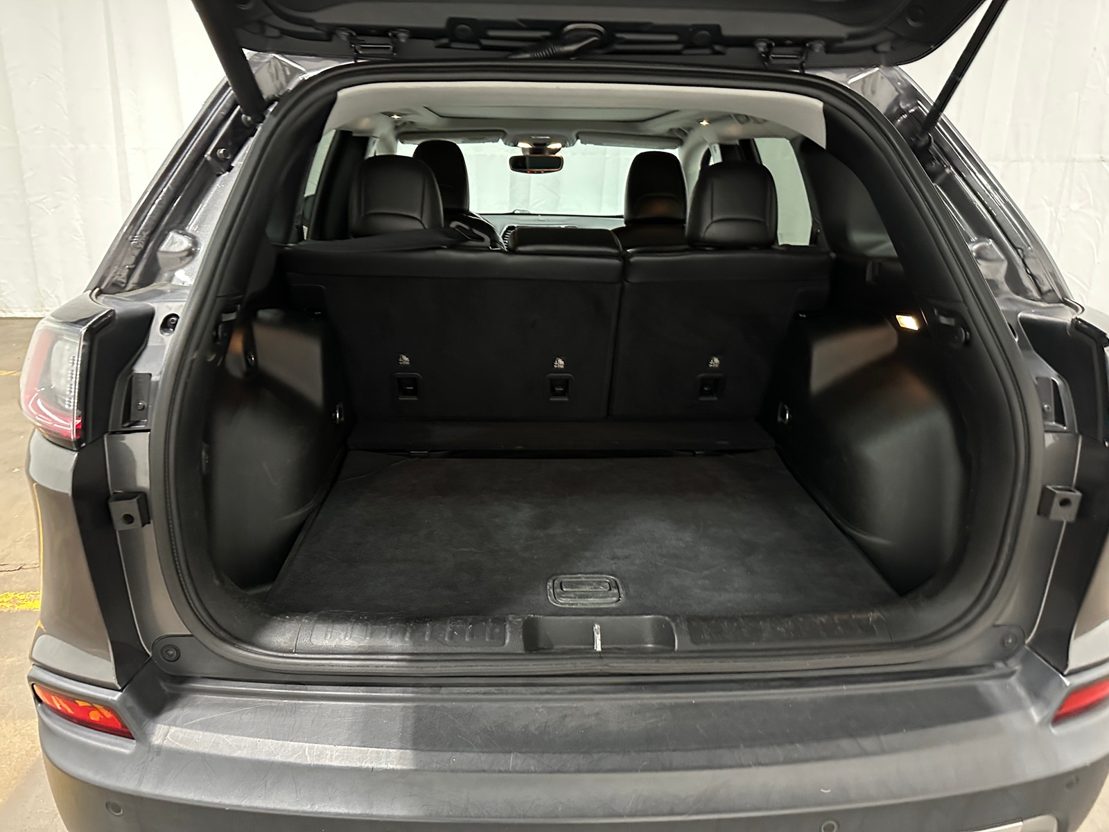 Thumbnail: 2019 Jeep Cherokee - 6