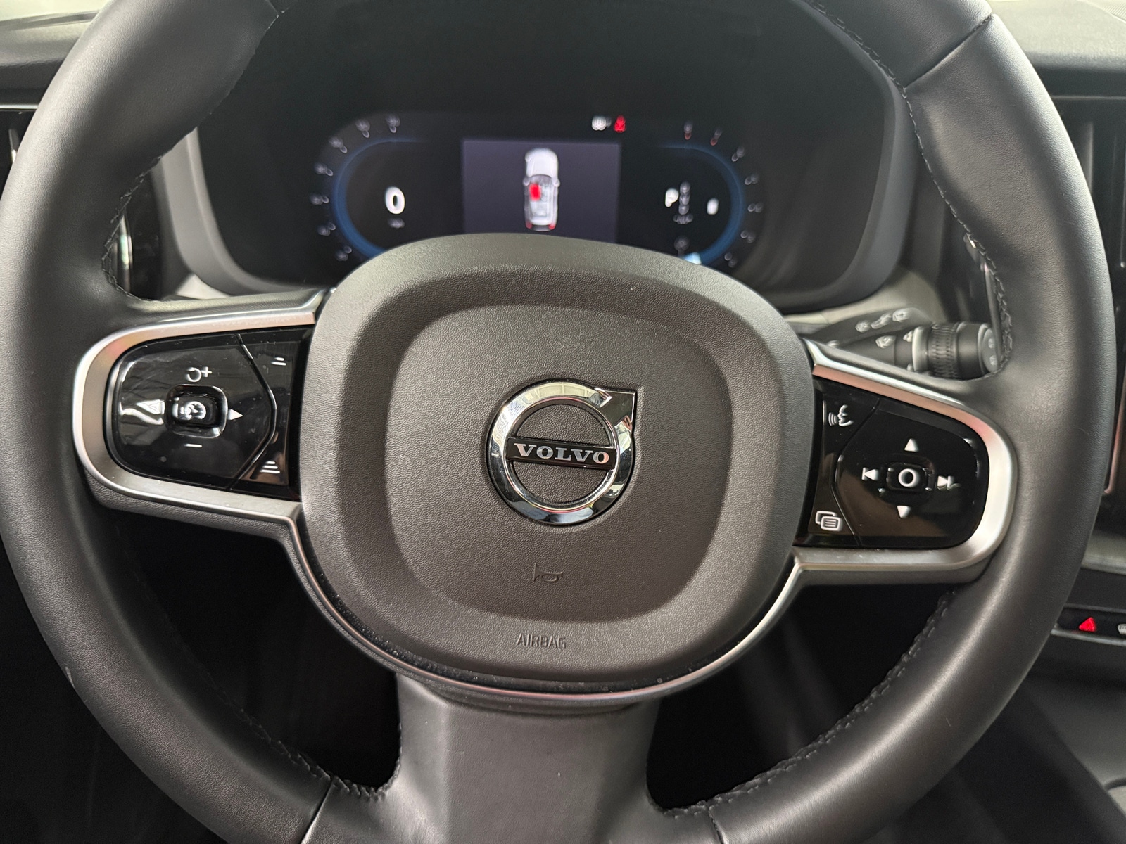 Thumbnail: 2025 Volvo XC60 - 4