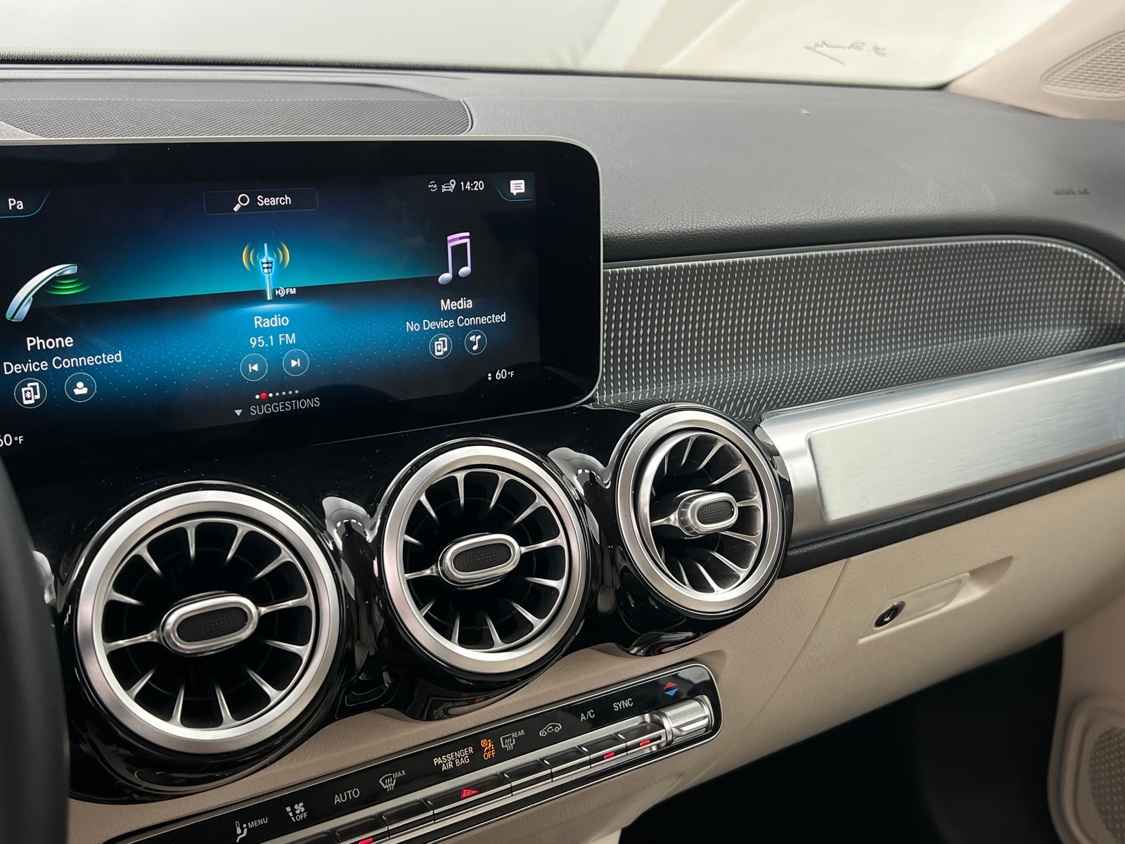 Thumbnail: 2020 Mercedes-Benz GLB - 3