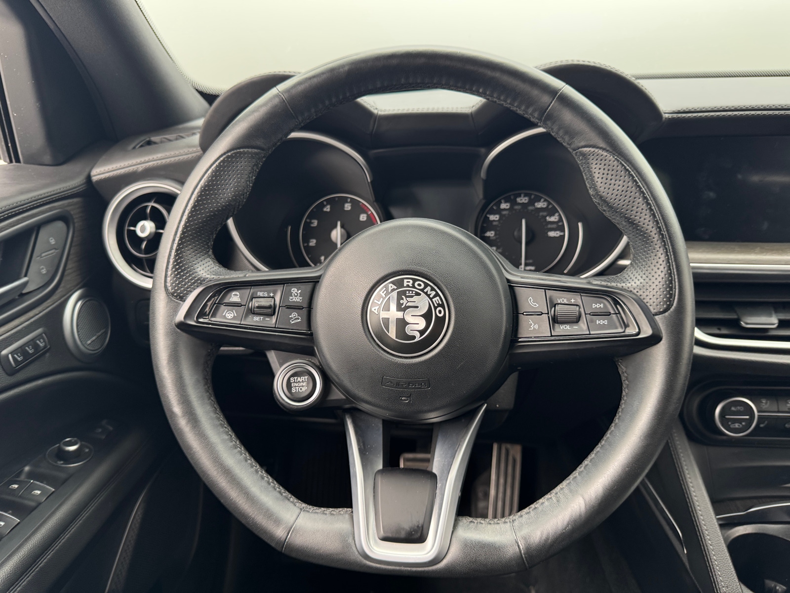 Thumbnail: 2022 Alfa Romeo Stelvio - 4
