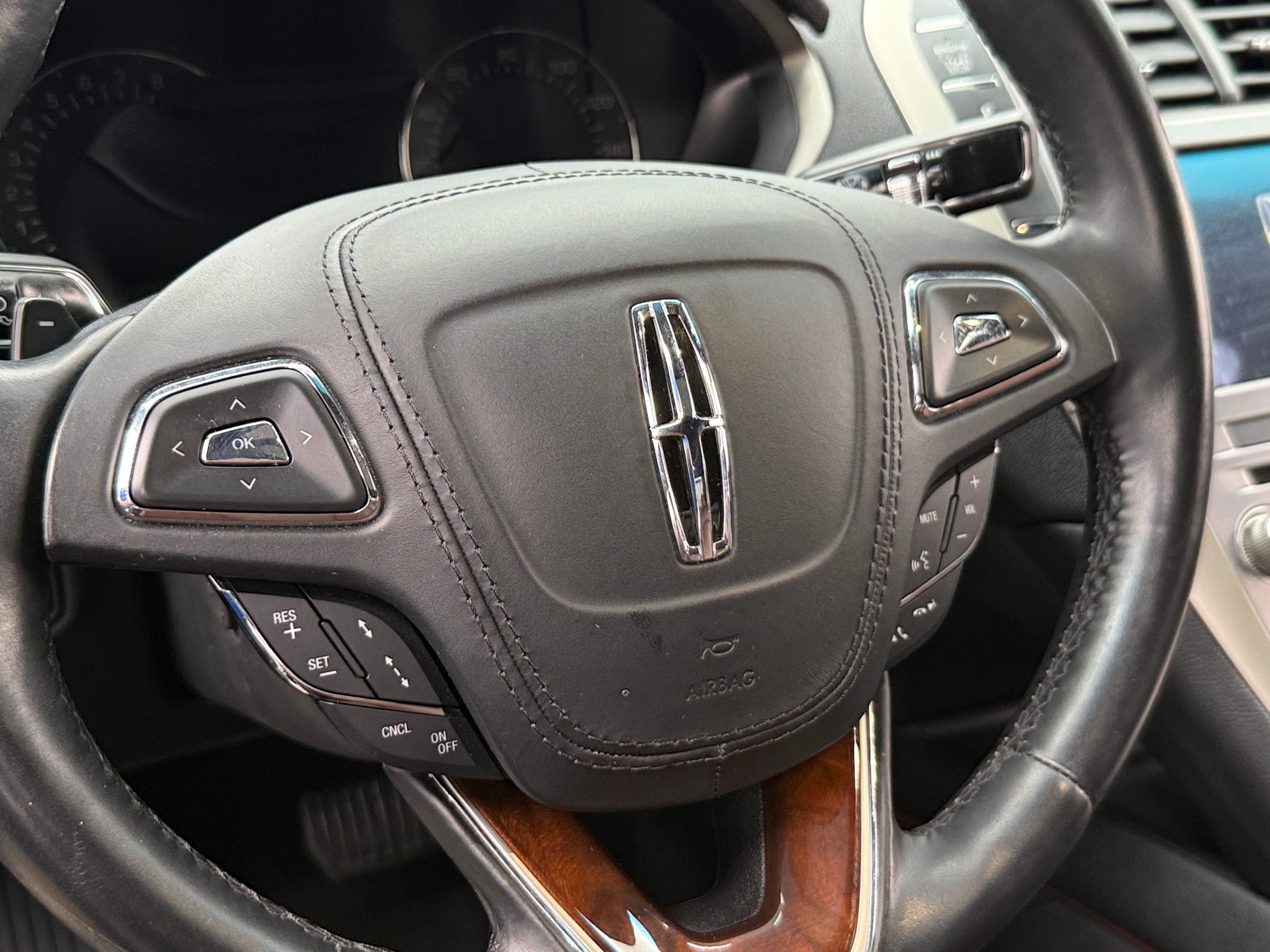 Thumbnail: 2020 Lincoln MKZ - 4