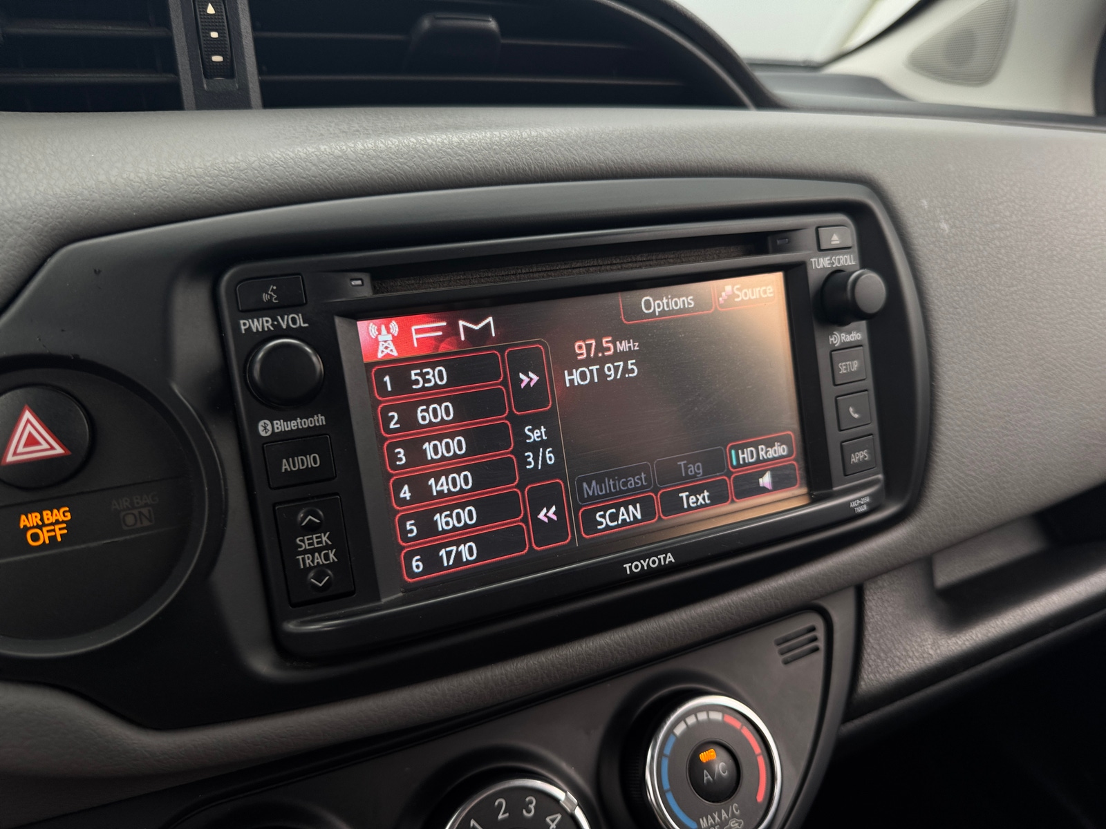 Thumbnail: 2015 Toyota Yaris - 4