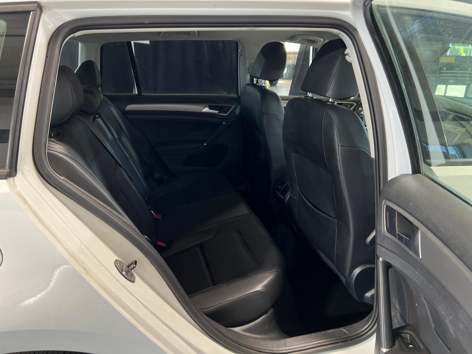 Thumbnail: 2015 Volkswagen e-Golf - 5