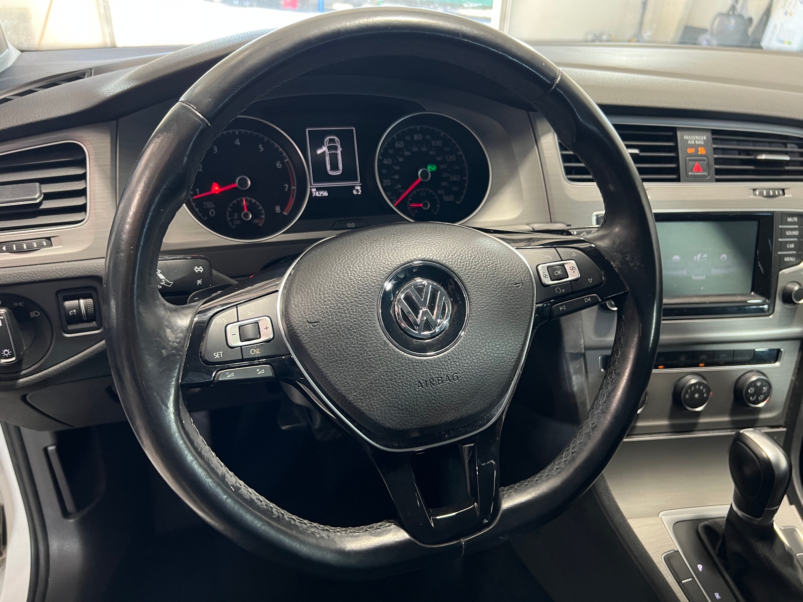 Thumbnail: 2015 Volkswagen e-Golf - 4