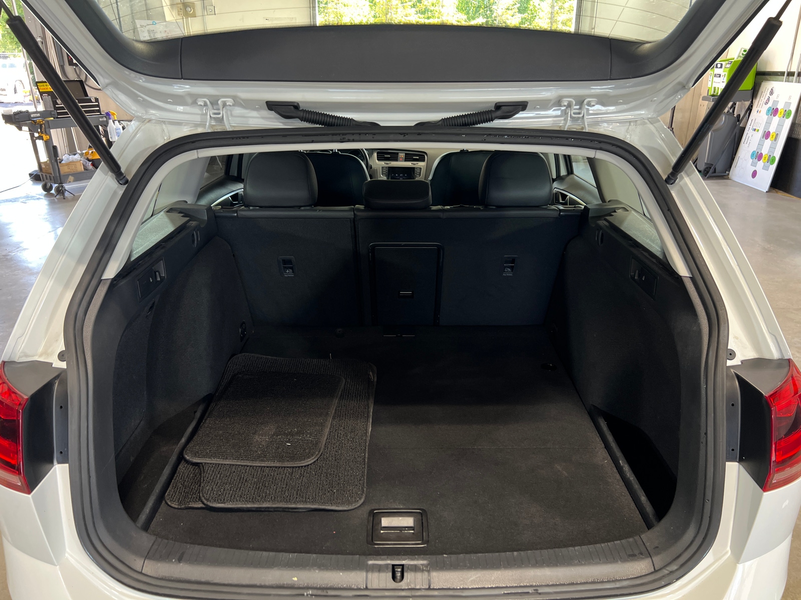 Thumbnail: 2015 Volkswagen e-Golf - 6
