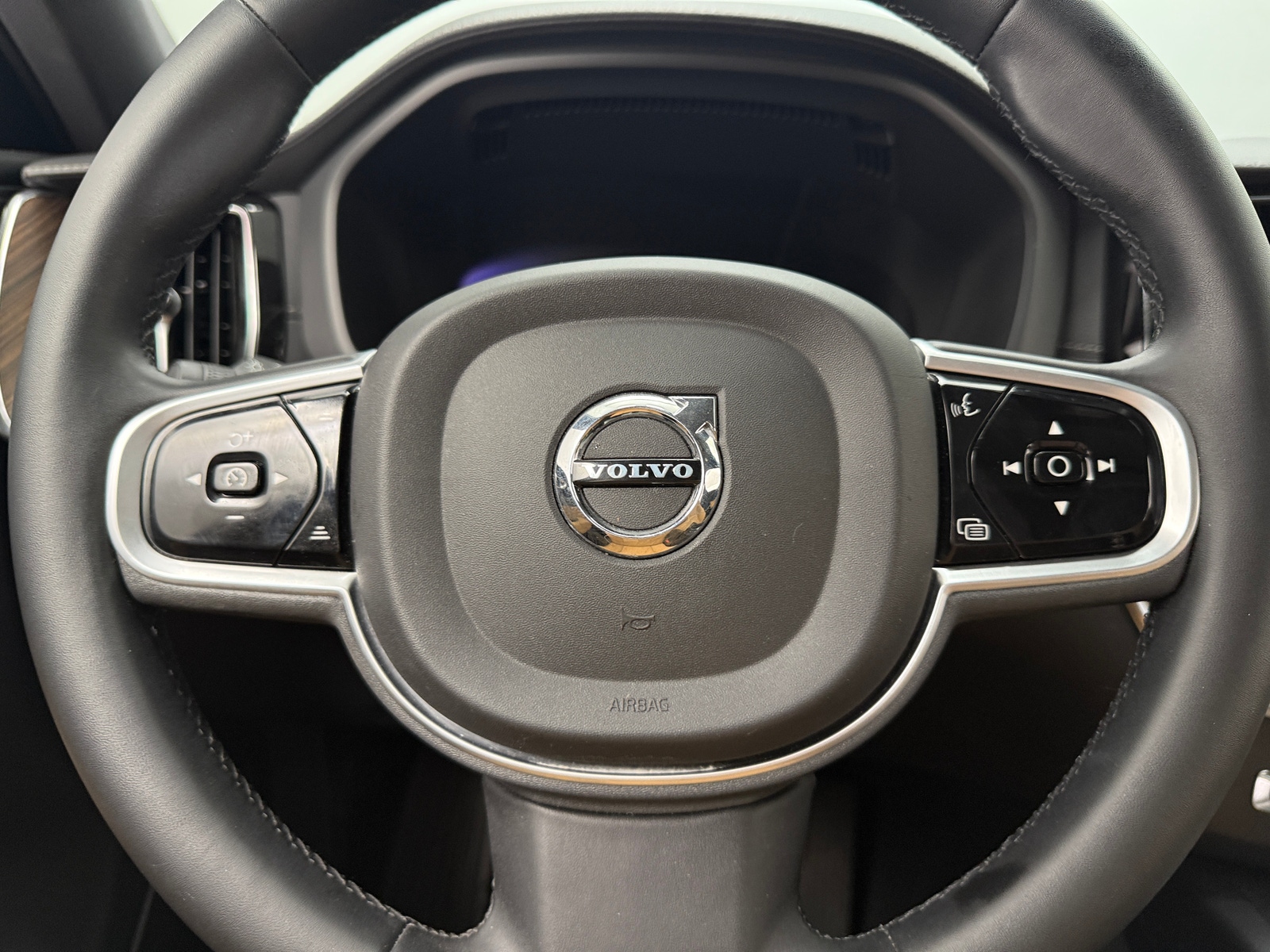 Thumbnail: 2023 Volvo XC60 - 4